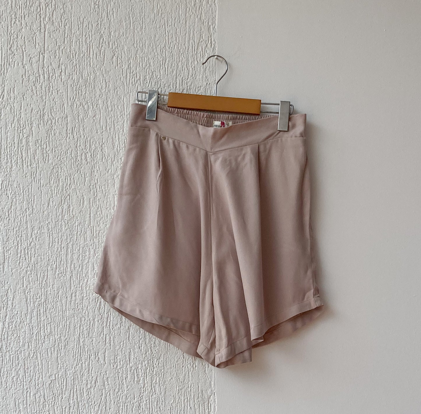 Short over size con prenses y resorte en la cintura