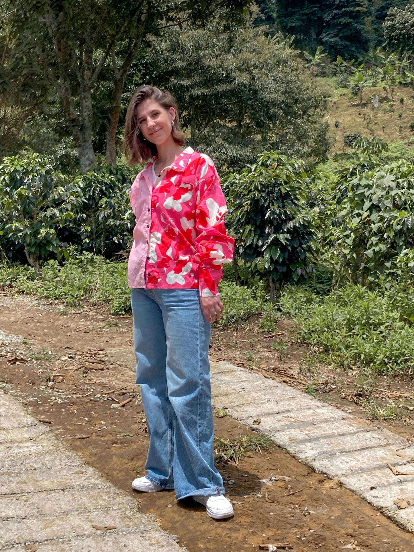 Camisa combinada rosada y estampada con mangas puff, detalles de nudos en los puños, y cuello camisero.