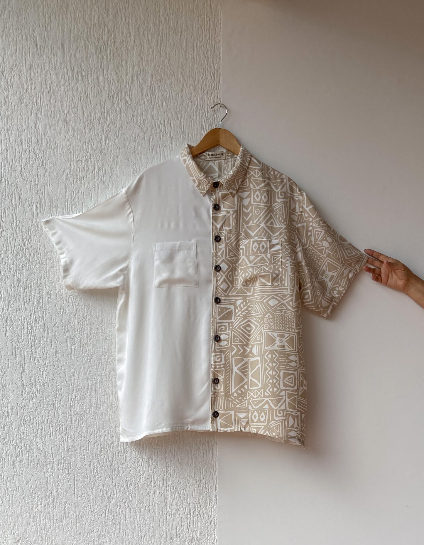 Camisa holgada unisex (para mujer y hombre) de dos colores, botónes y manga corta. Perfecta para días casuales, se puede poner abierta o cerrada.
