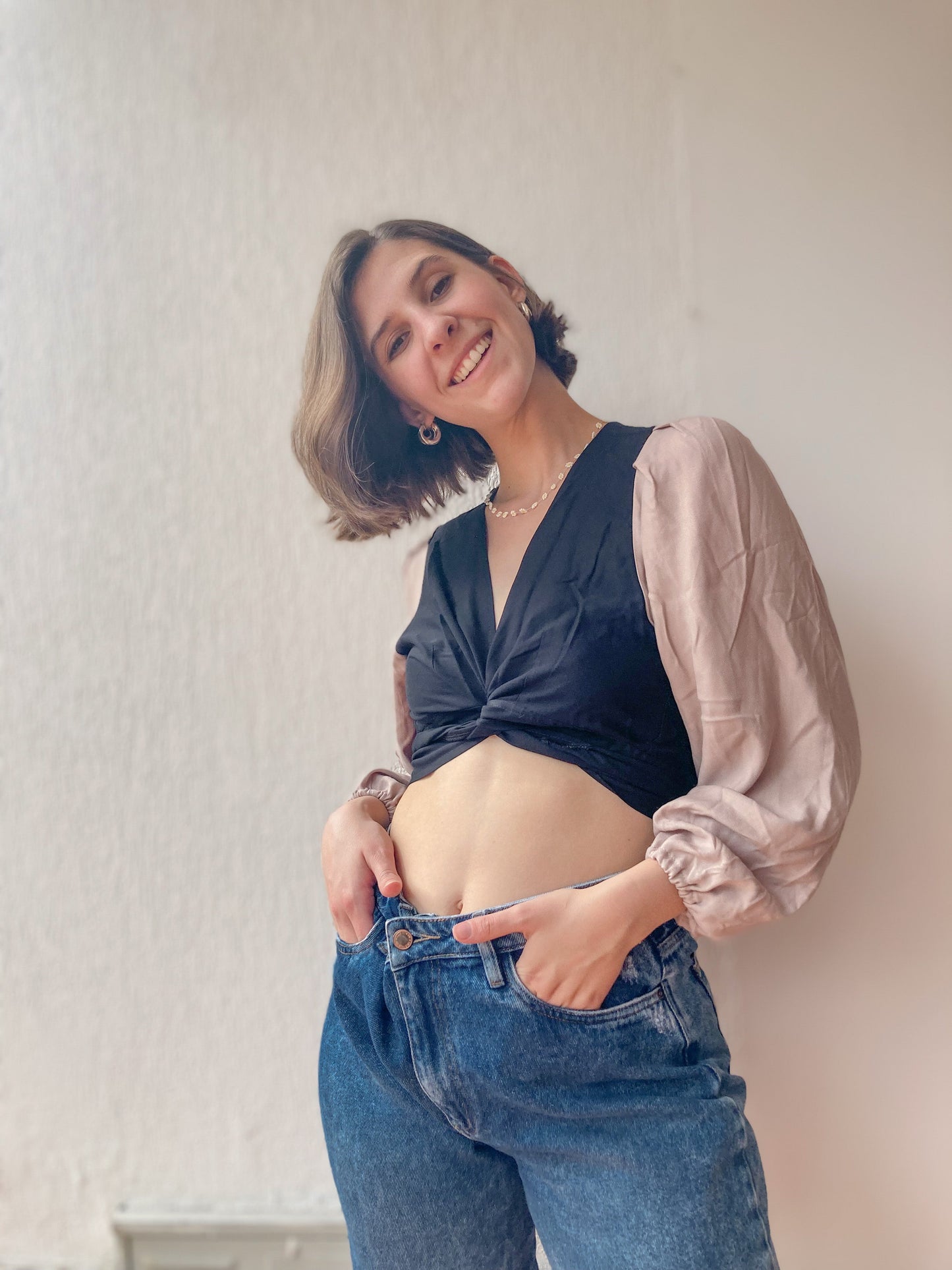 Una blusa versátil y moderna que puedes combinar con diferentes prendas. Tiene un escote profundo que realza tu figura y un fajón que te permite ajustarla a tu gusto. Es un crop top de tela suave y cómoda que puedes usar en cualquier ocasión.