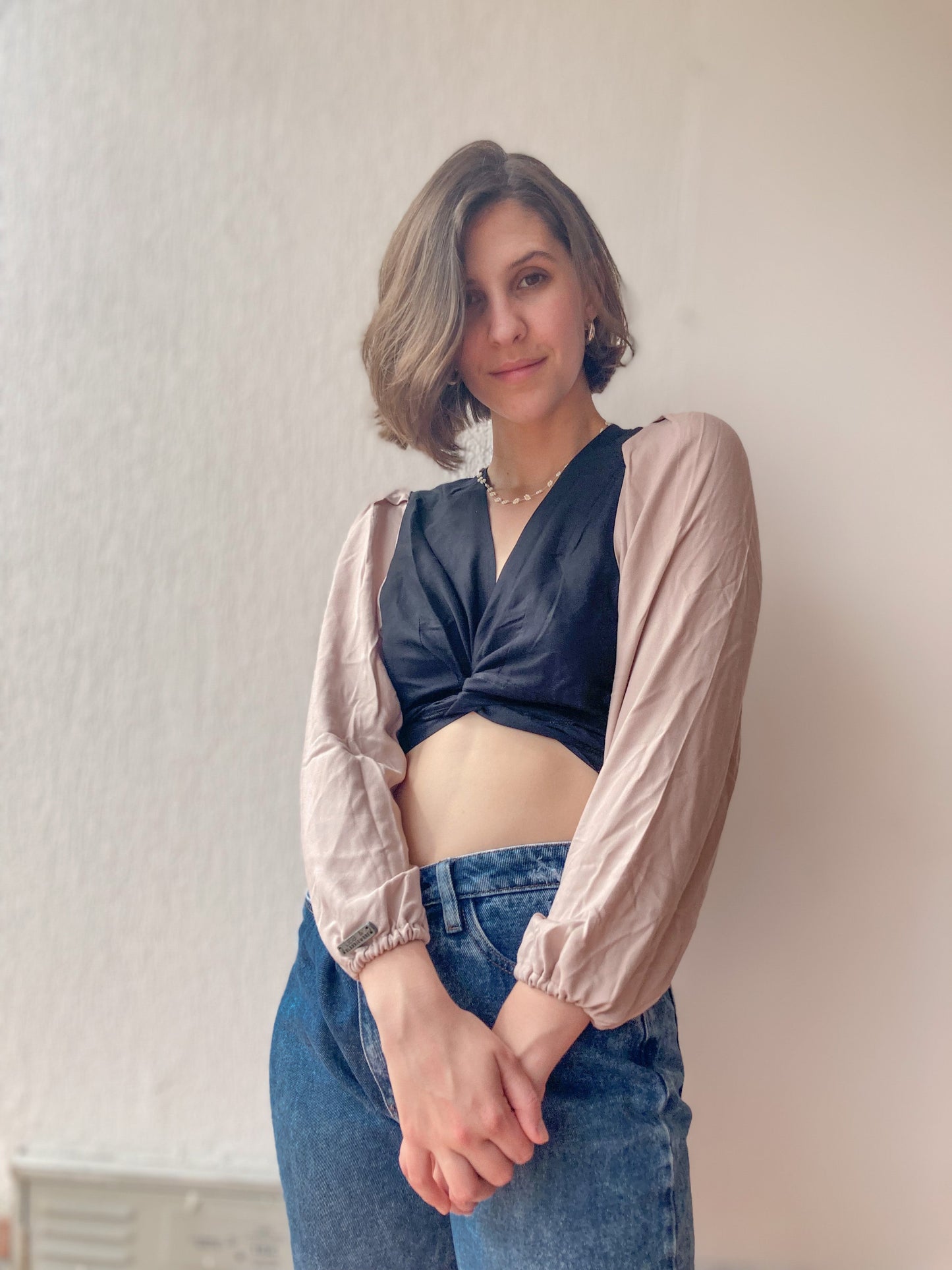 Una blusa versátil y moderna que puedes combinar con diferentes prendas. Tiene un escote profundo que realza tu figura y un fajón que te permite ajustarla a tu gusto. Es un crop top de tela suave y cómoda que puedes usar en cualquier ocasión.