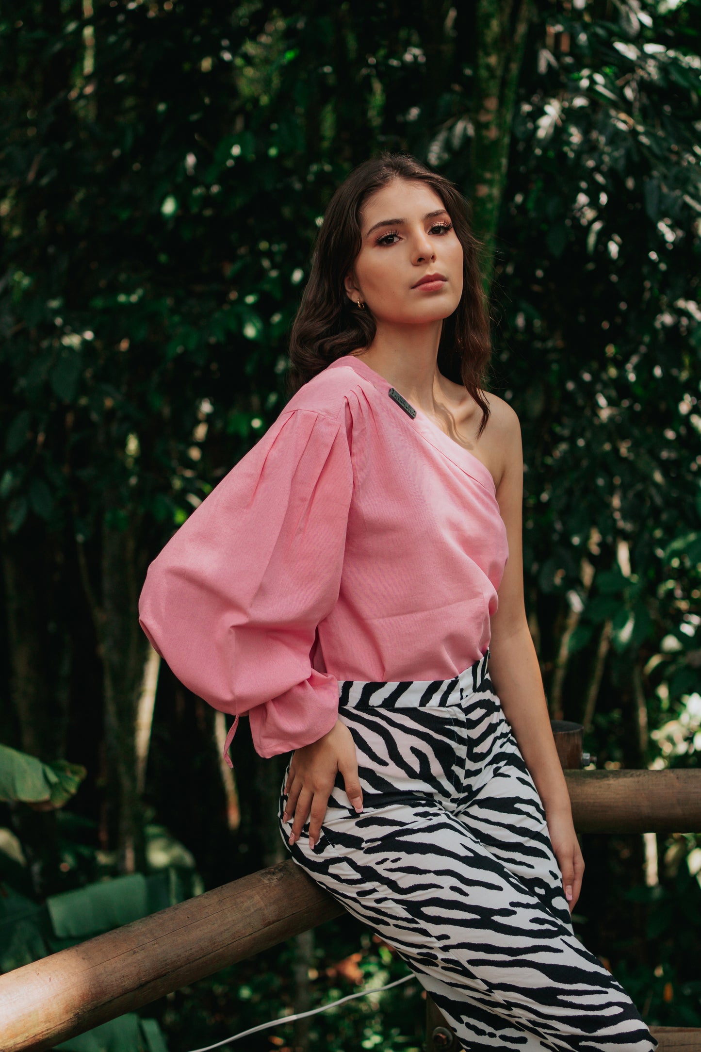 Blusa de un solo hombro disponible en rosa y negro. ph: Mateo Monsalve