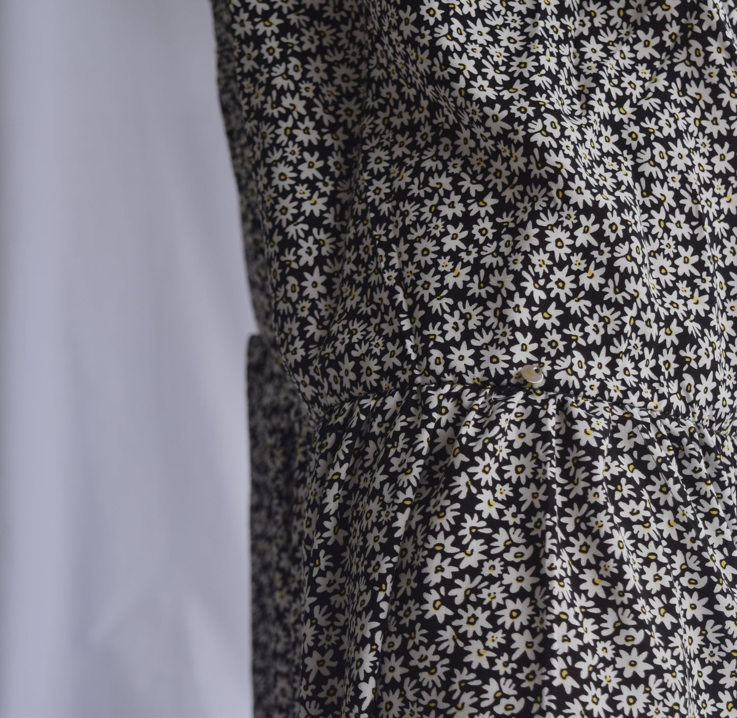 Falda midi estampada con mini print de flores, en chalis, con resorte en la cintura y bolero en punta hasta los tobillos