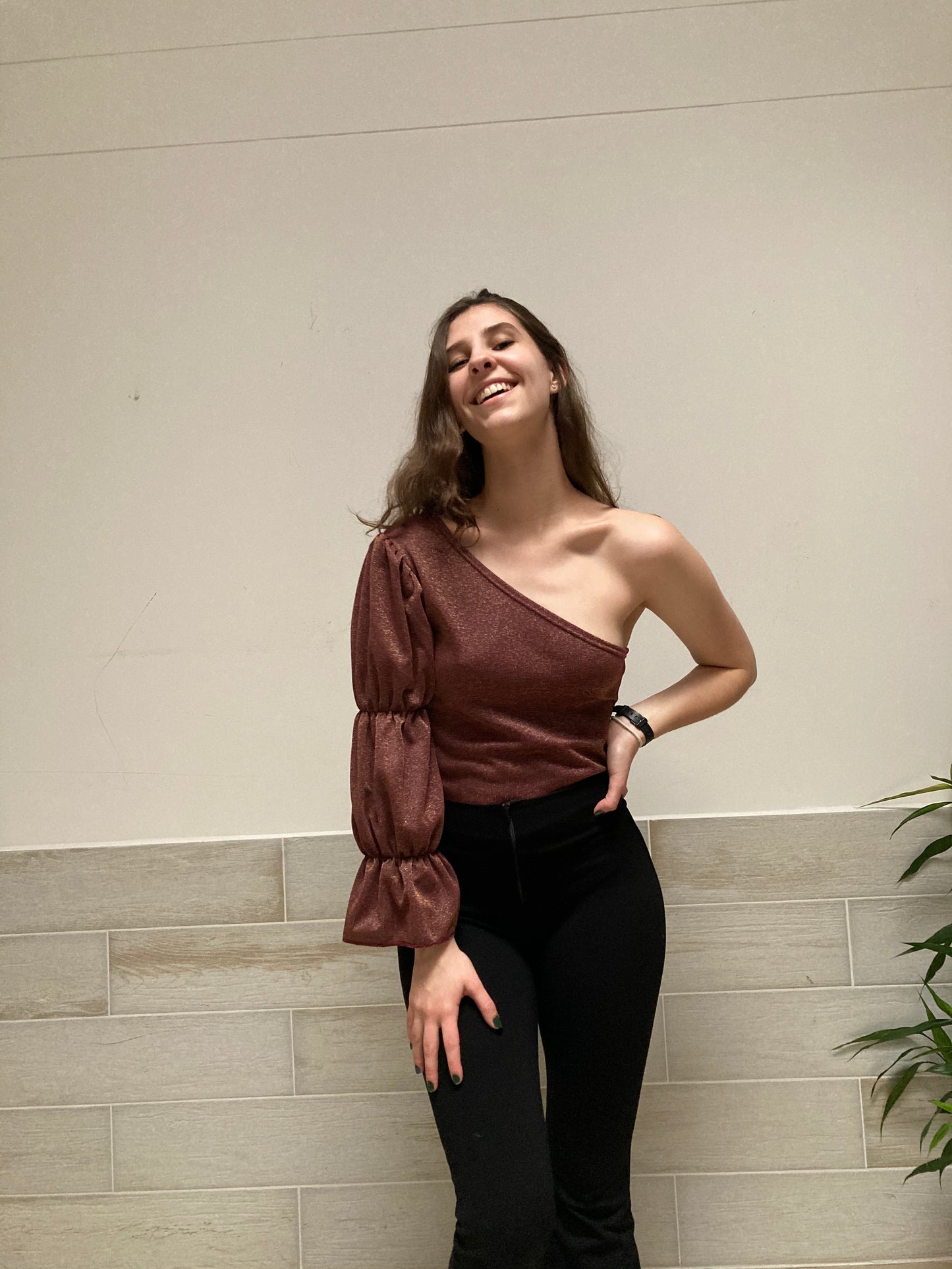 Este top asimétrico, para mujer, presenta un diseño de una manga con tres resortes, además de una textura brillante que la hace única. Es ideal para cuando quieres destacar. ¡Da tu look un toque moderno con Gaia! 100% Colombiana, producto local.