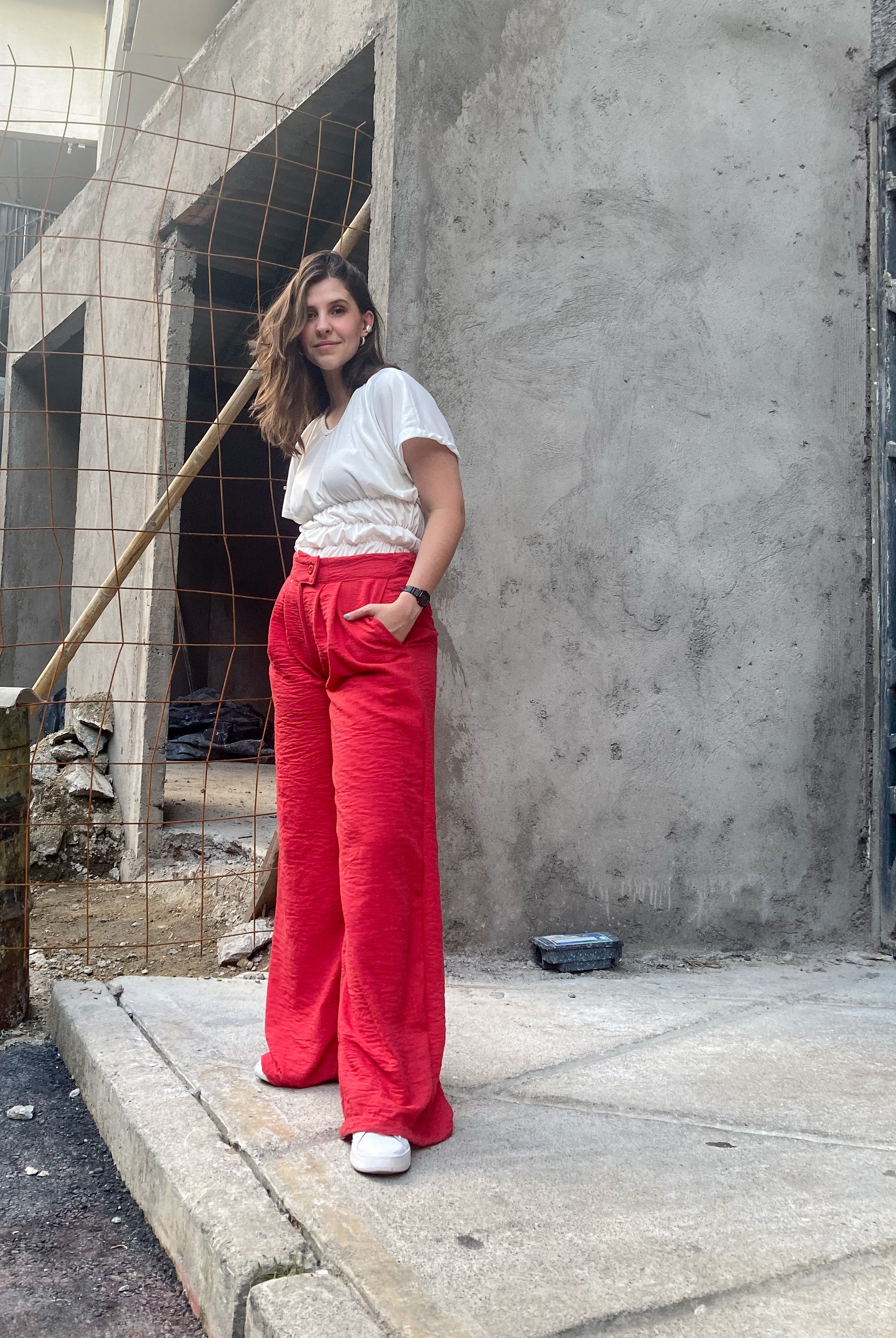 Pantalón bota ancha estilo palazzo de color  rojo, 100% colombianos.