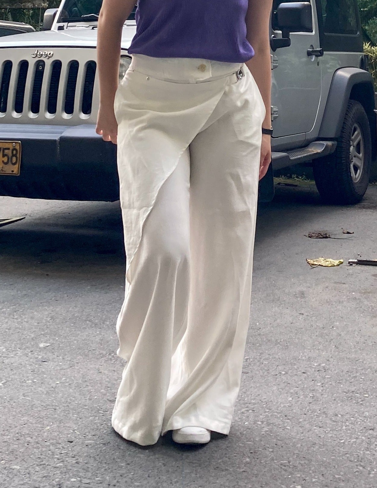 Pantalón bota ancha para mujer estilo palazzo con  una sobre falda y el detalle de la hebilla plateada, 100% Colombiano. color  blanco