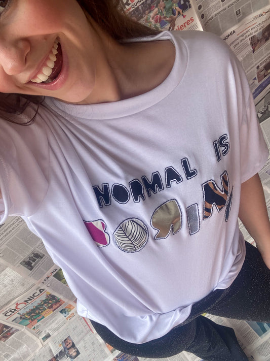 Camiseta Oversize Bordada a Mano soy "Normal is Boring" | Moda ética y sostenible hecha en Colombia