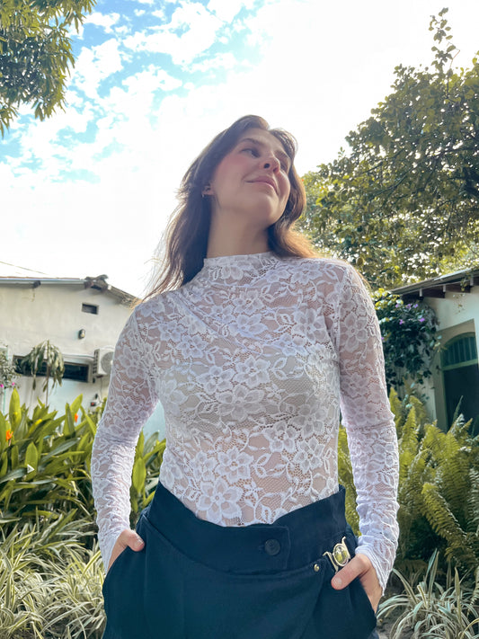 Top chantilly en Encaje Manga Larga para Mujer – Cuello Alto, Blanco o Verde Militar | Diseño Colombiano Slow Fashion