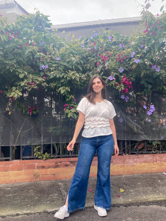 Camiseta blanca ajustada en el torso  y manga corta, 100% Colombiana.