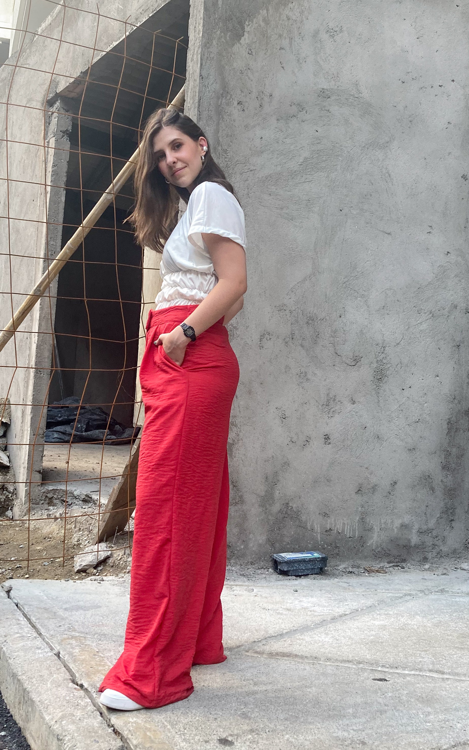 Pantalón bota ancha estilo palazzo de color rojo, 100% colombianos.