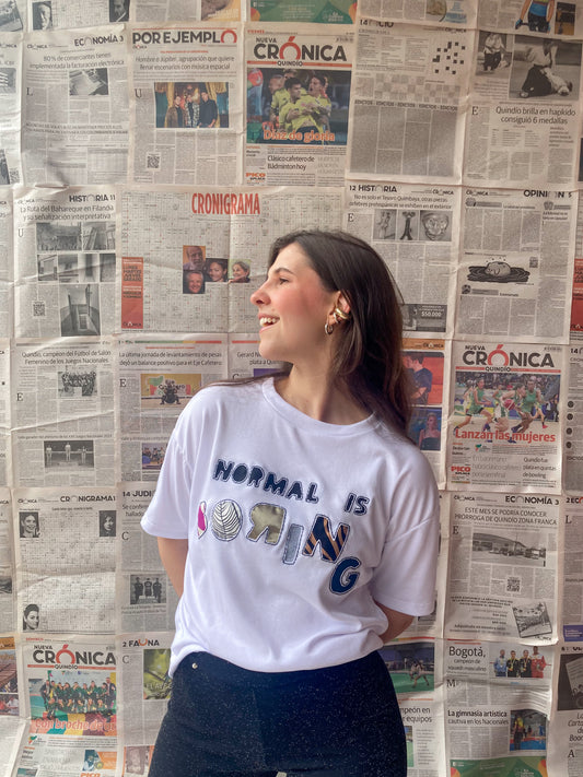 Camiseta Oversize Bordada a Mano soy "Normal is Boring" | Moda ética y sostenible hecha en Colombia