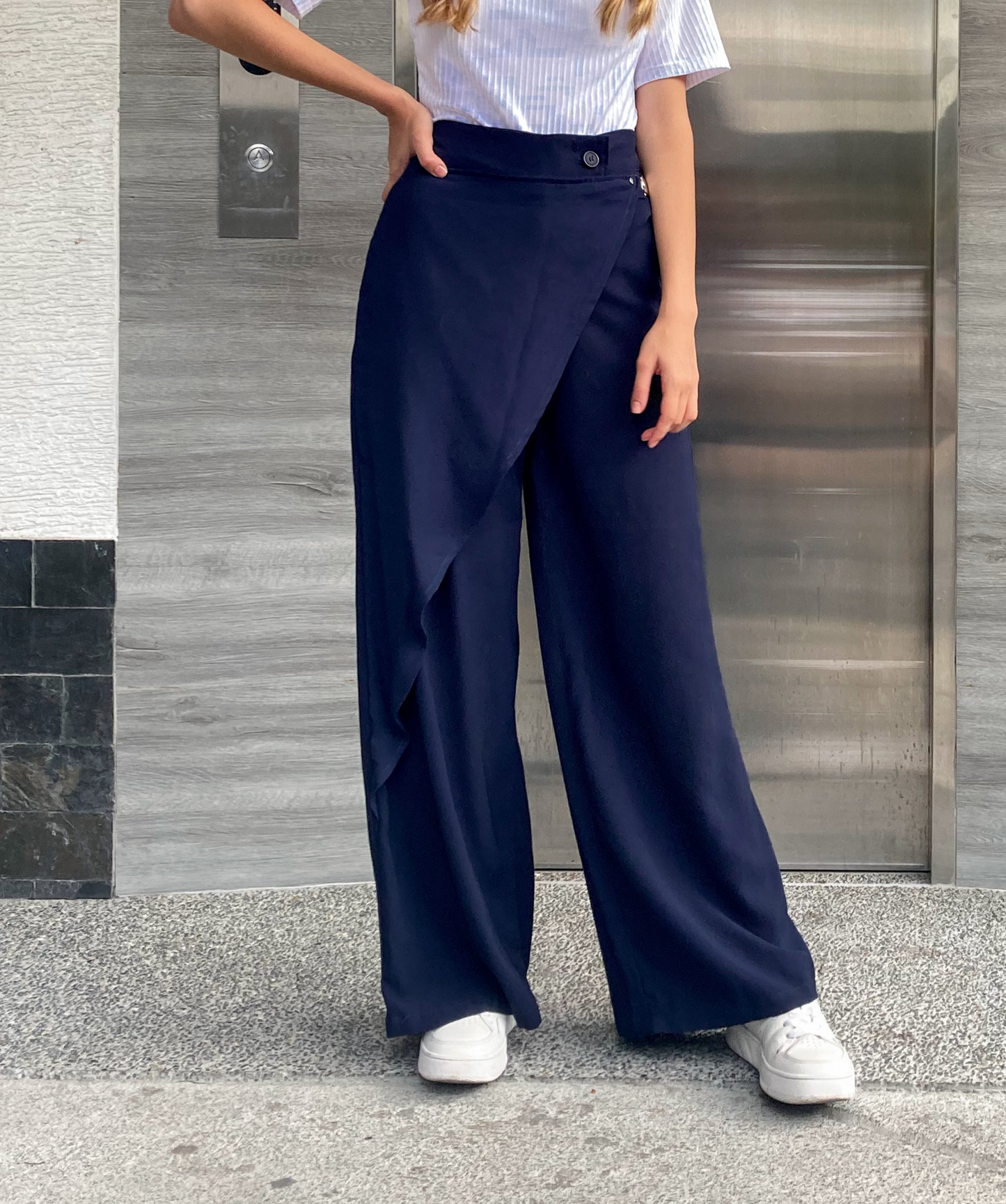 Pantalón bota ancha para mujer estilo palazzo con  una sobre falda y el detalle de la hebilla plateada, 100% Colombiano. color  azul