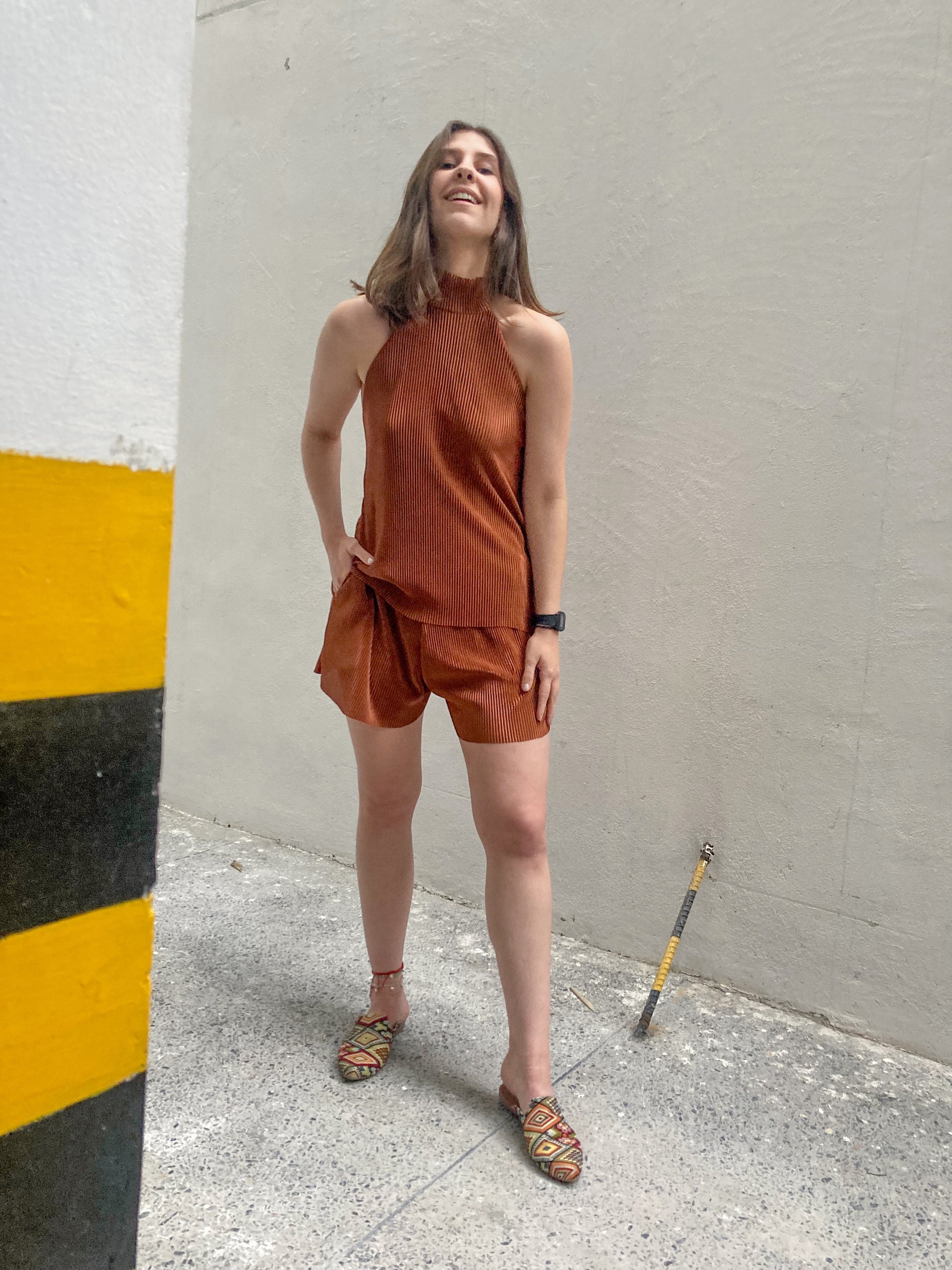 Set de short y blusa iri en tela plisada color caramelo. 100%  colombiano