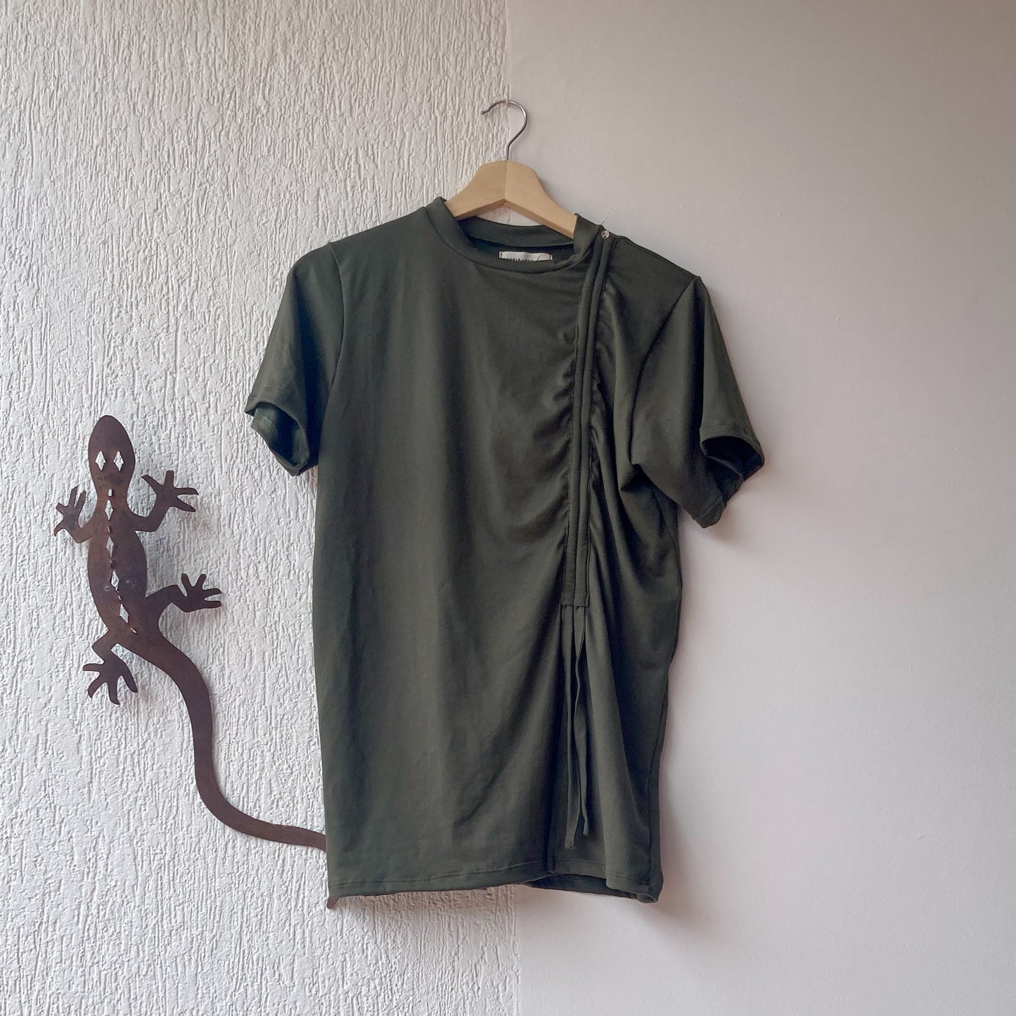 Camiseta verde oliva musita, talle largo con detalle de  fruncido en el costado. 100% Colombiana