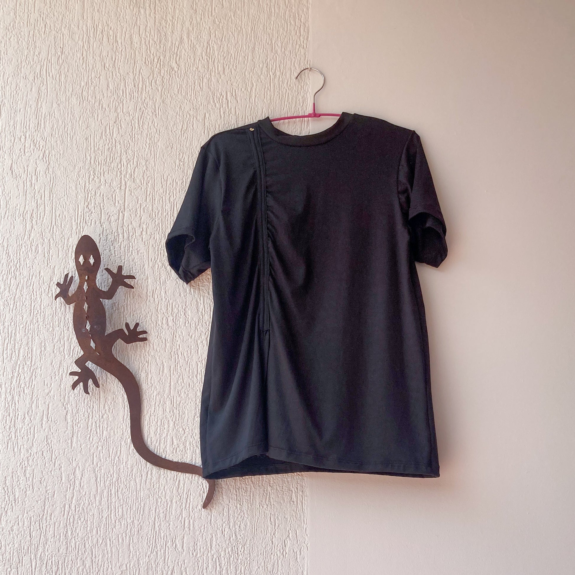 Camiseta negra oliva musita, talle largo con detalle de  fruncido en el costado. 100% Colombiana