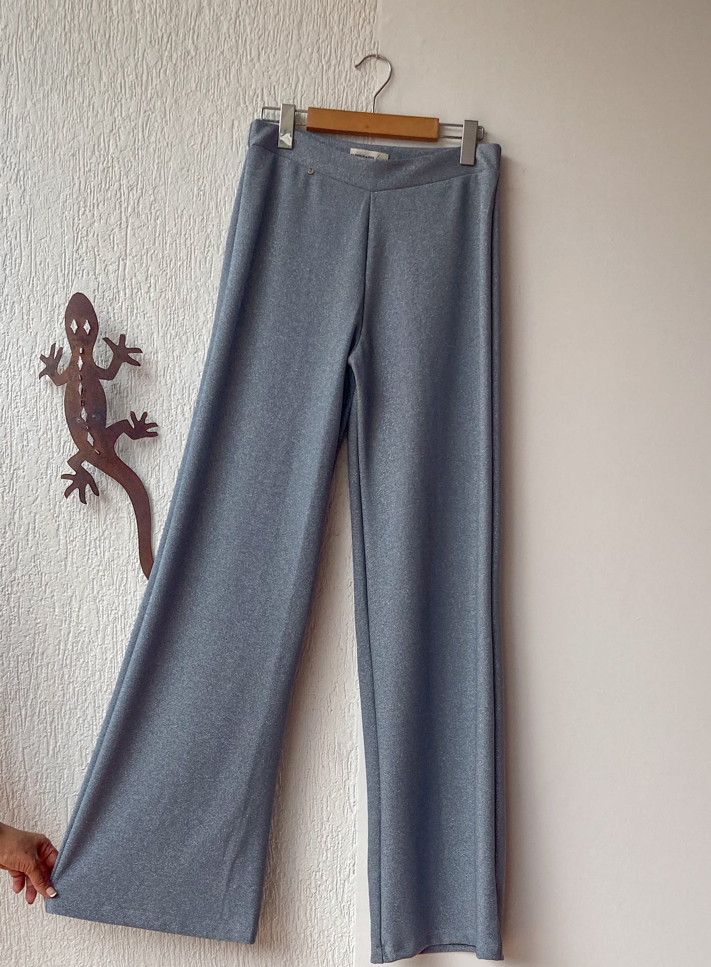 Pantalón wide leg brillante noor, en tela gris  elástica que se ajusta perfecto al cuerpo. 100% Colombiano