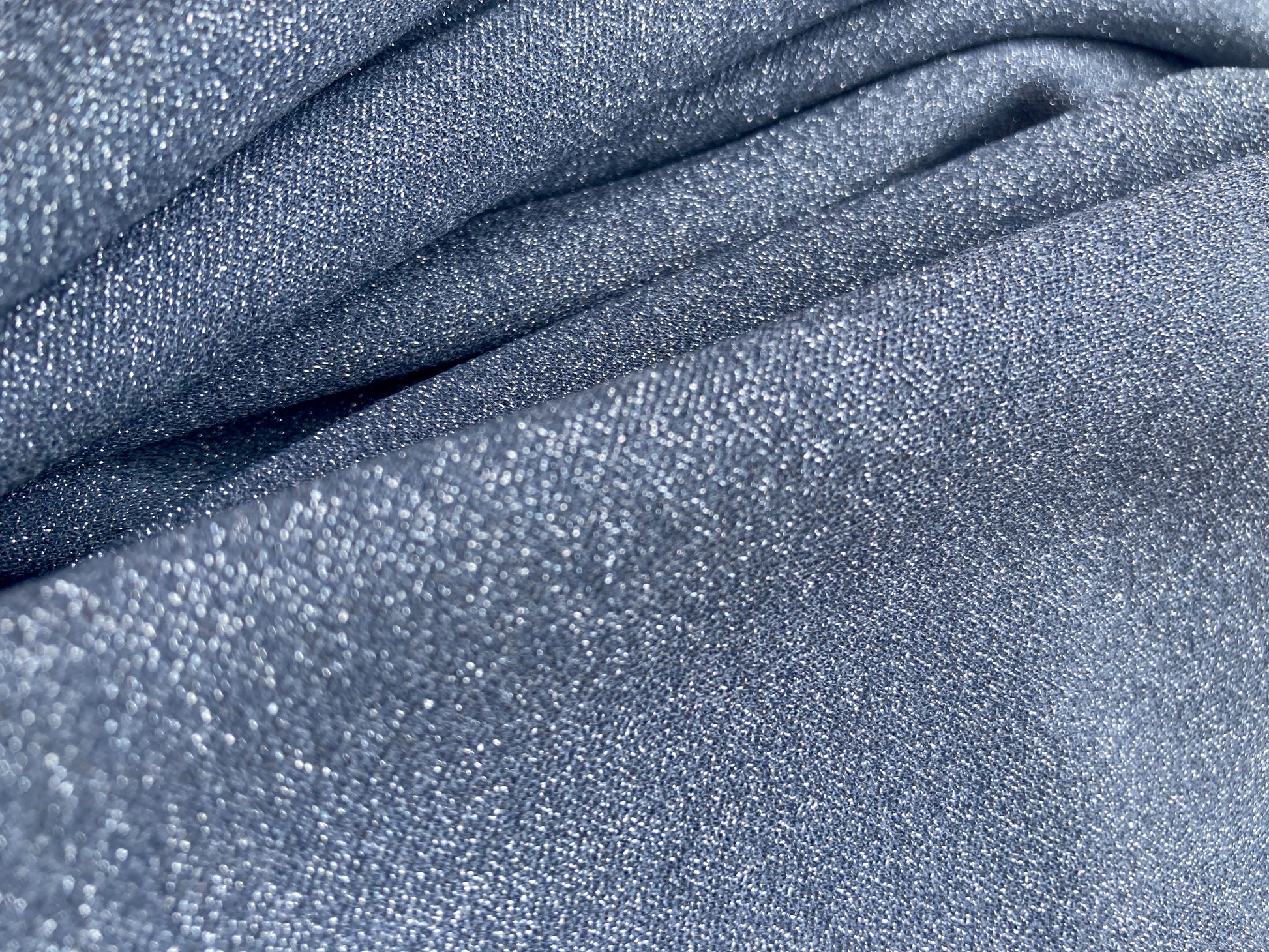 Pantalón wide leg brillante noor, en tela gris  elástica que se ajusta perfecto al cuerpo. 100% Colombiano