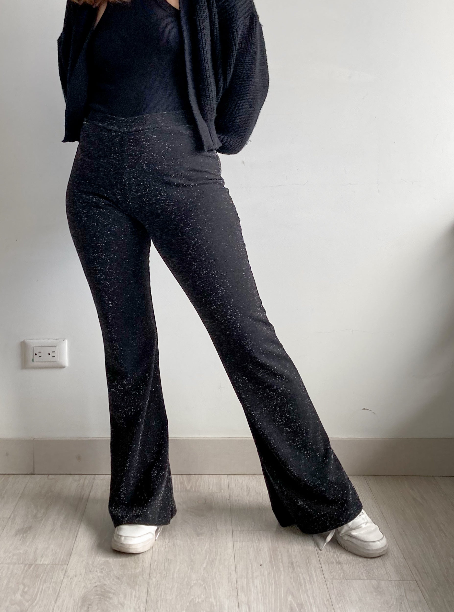 Pantalón bota campan brillante Ilka, en tela negra elástica que se ajusta perfecto al cuerpo. 100% Colombiano