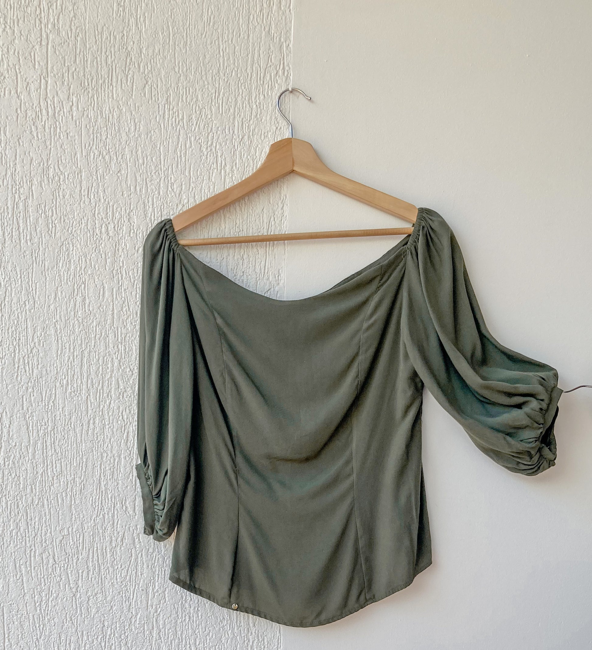 Blusa para mujer con mangas bombachas y hombros descubiertos verde militar,