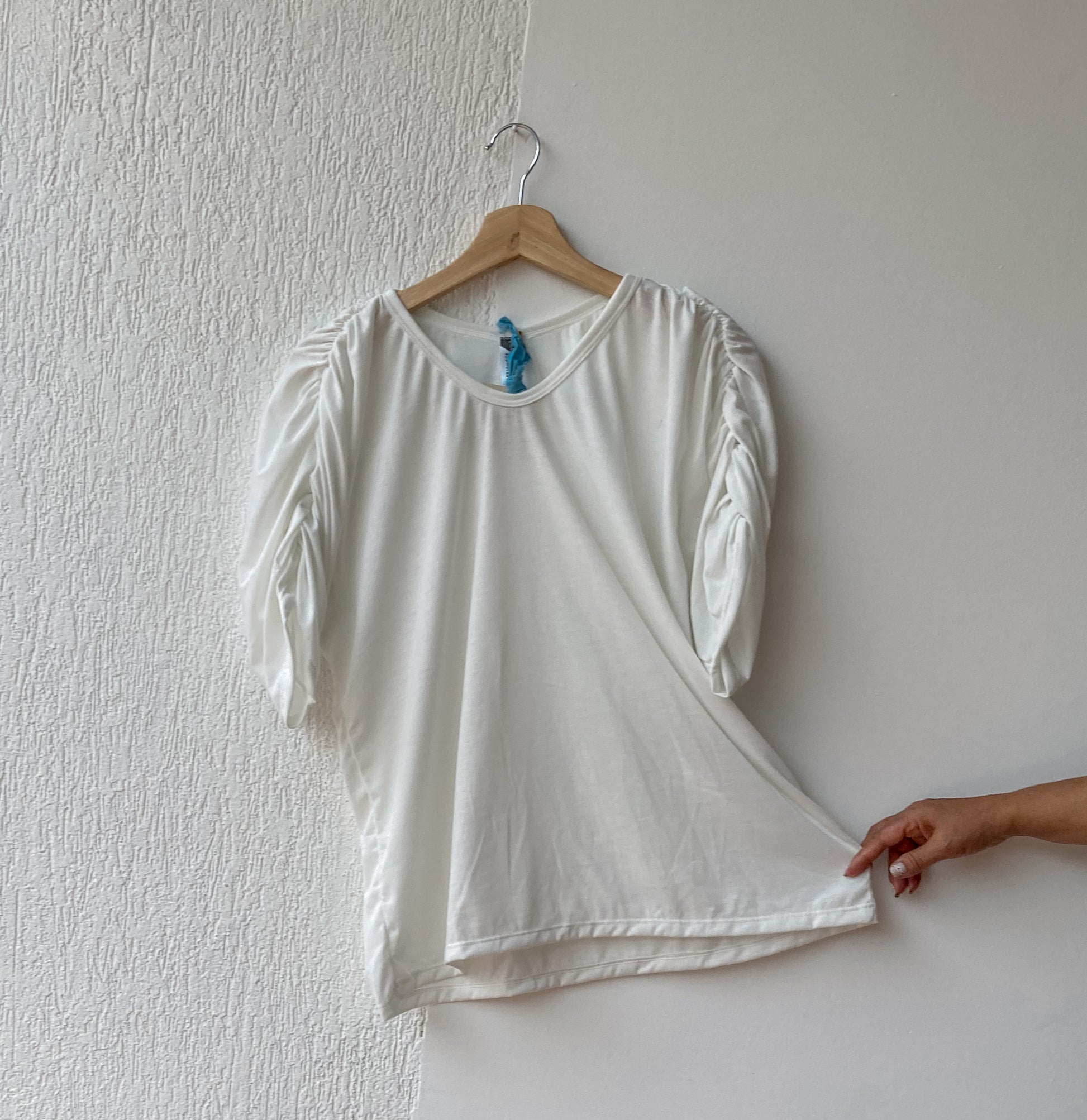 Camiseta oversize manga japonesa y fruncido en tela ecologica blanca, 100% Colombiano.