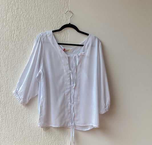 Camisa blanca con manga 3/4 y amarrados por delante o por detrás