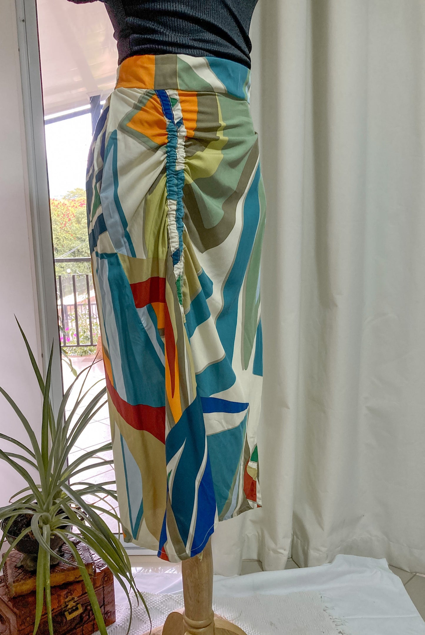Falda midi con recogido, en tela chalis estampado en tonos azules.