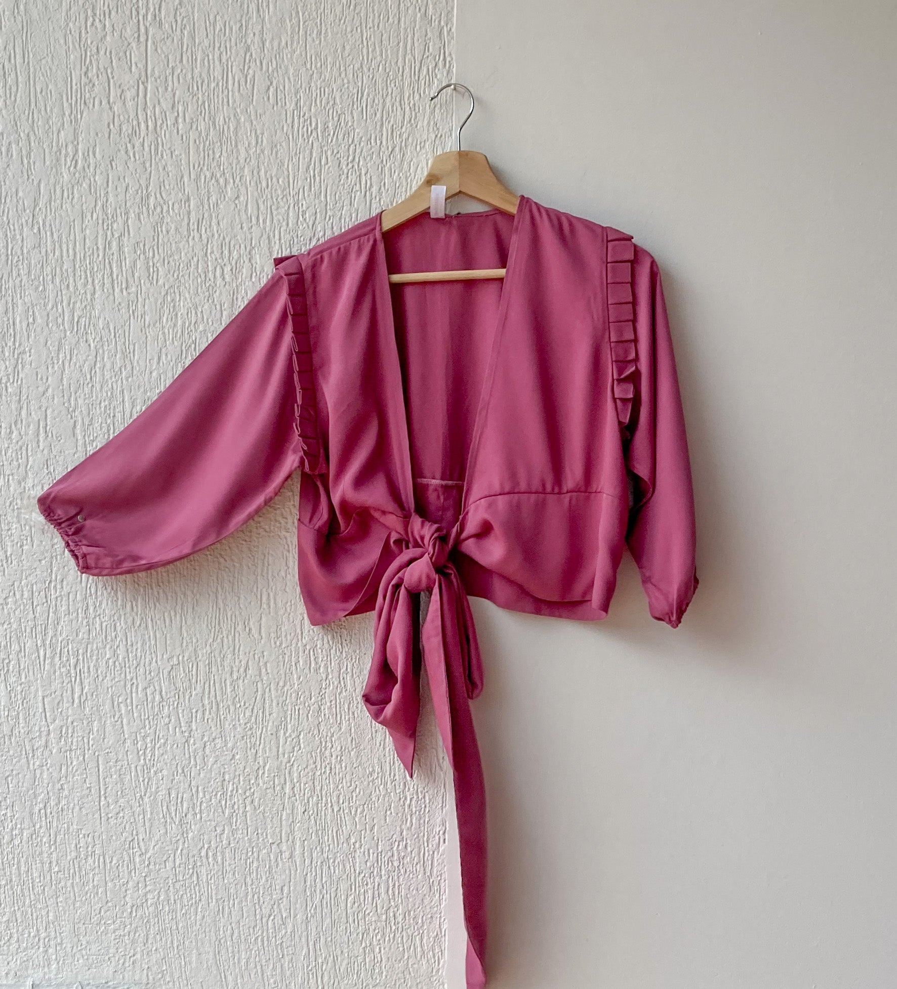 Blusa manga 3/4 con resorte en el puño, boleros en la siza y amarrado, 100% Colombiano. Color rosa