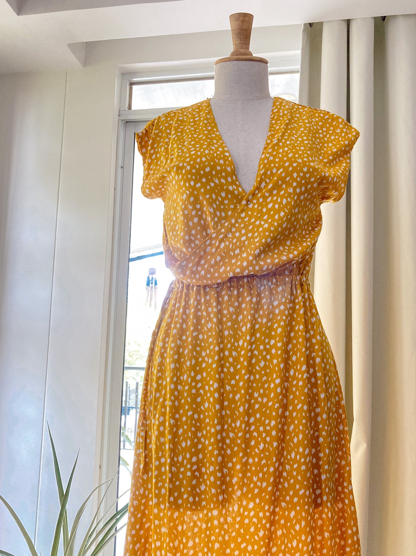 maxi vestido ser estampado amarillo con puntos blancos, manga corta.