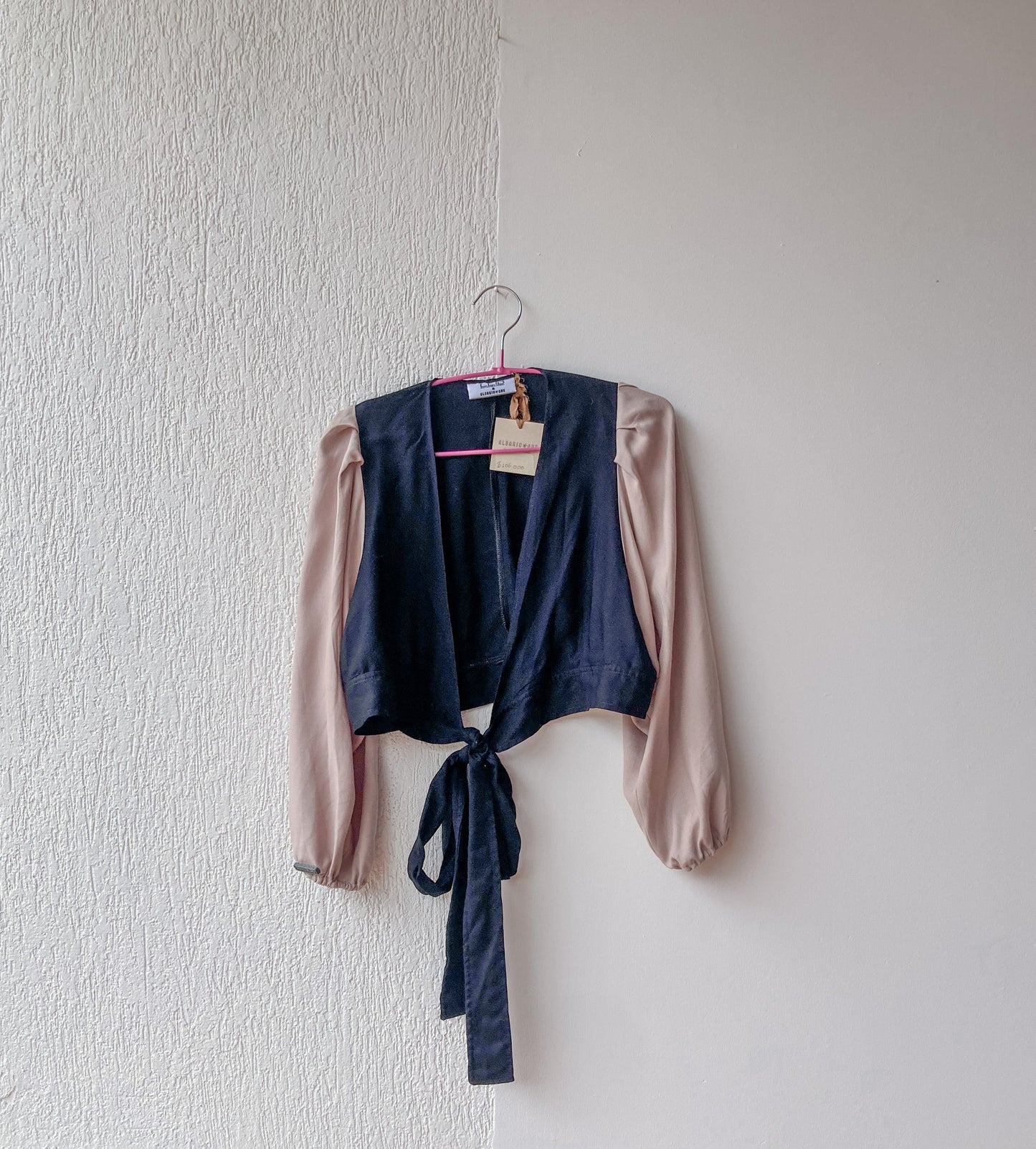 Una blusa versátil y moderna que puedes combinar con diferentes prendas. Tiene un escote profundo que realza tu figura y un fajón que te permite ajustarla a tu gusto. Es un crop top de tela suave y cómoda que puedes usar en cualquier ocasión.
