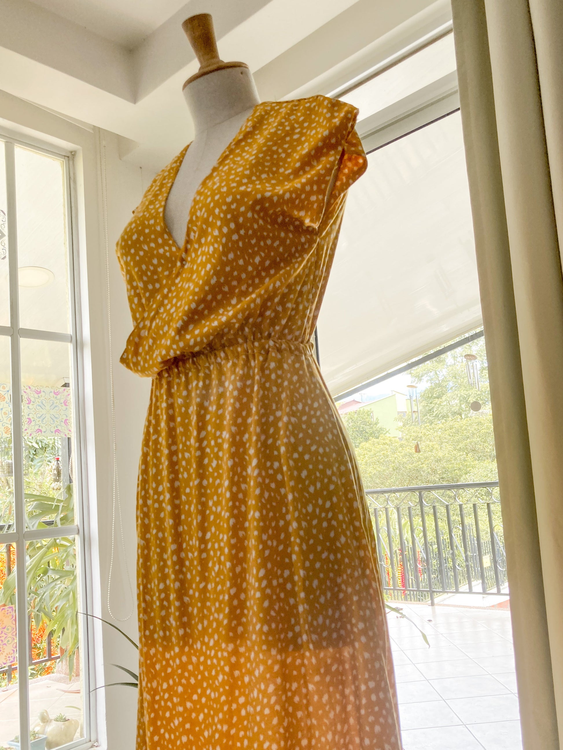maxi vestido ser estampado amarillo con puntos blancos, manga corta.