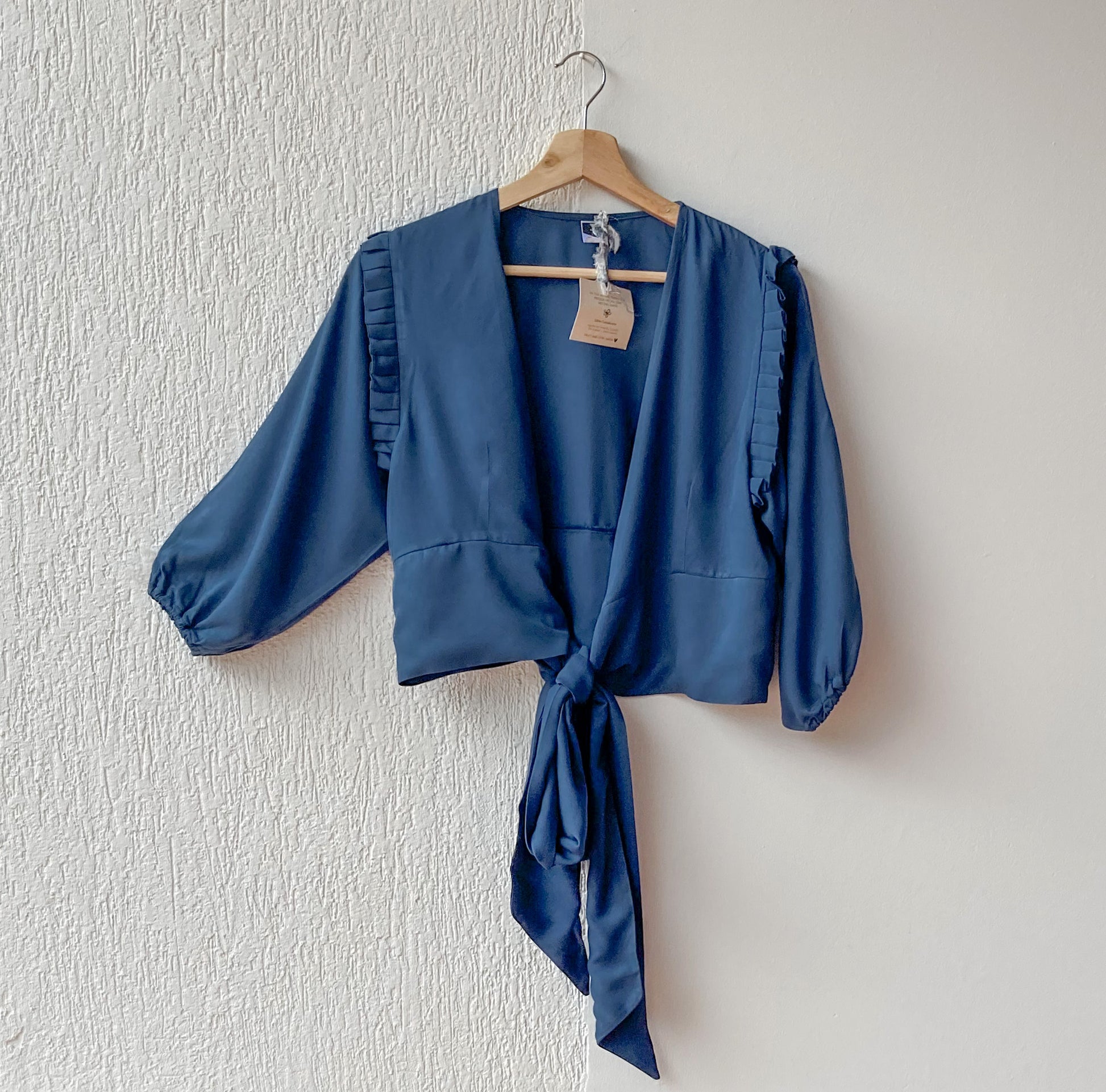Blusa manga 3/4 con resorte en el puño, boleros en la siza y amarrado, 100% Colombiano. Color azul