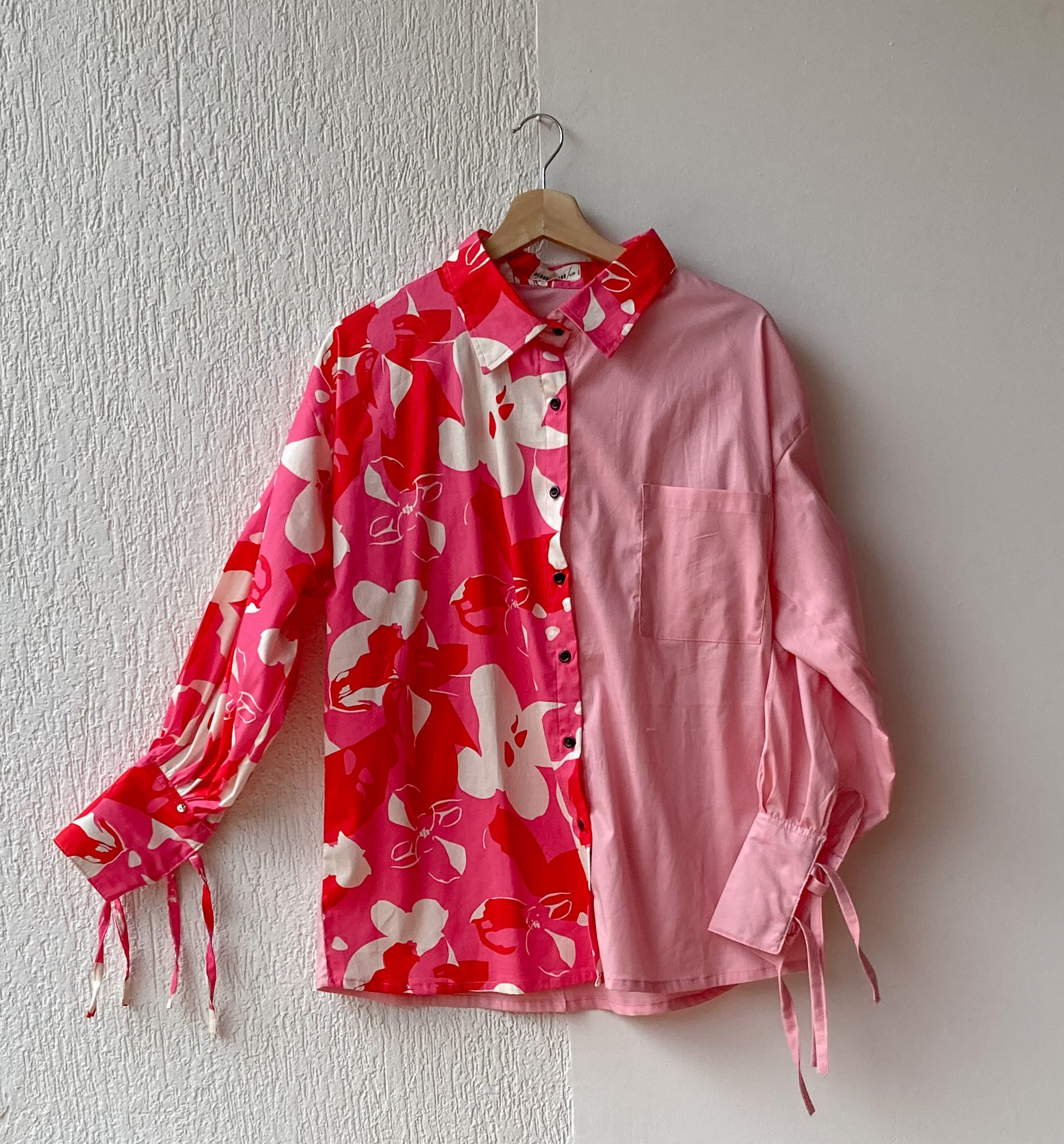 La Camisa Prisma, con bellos detalles que la hacen única, como sus mangas puff, detalles de nudos en los puños, y cuello camisero.