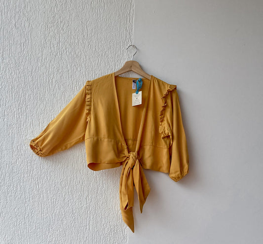 Blusa manga 3/4 con resorte en el puño, boleros en la siza y amarrado, 100% Colombiano. Color mostaza