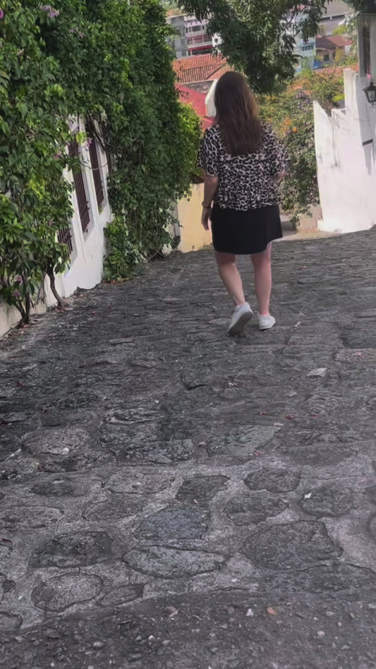 Camisa LEI Animal Print para Mujer – Versátil, Hecha en Colombia y con Estilo Slow Fashion