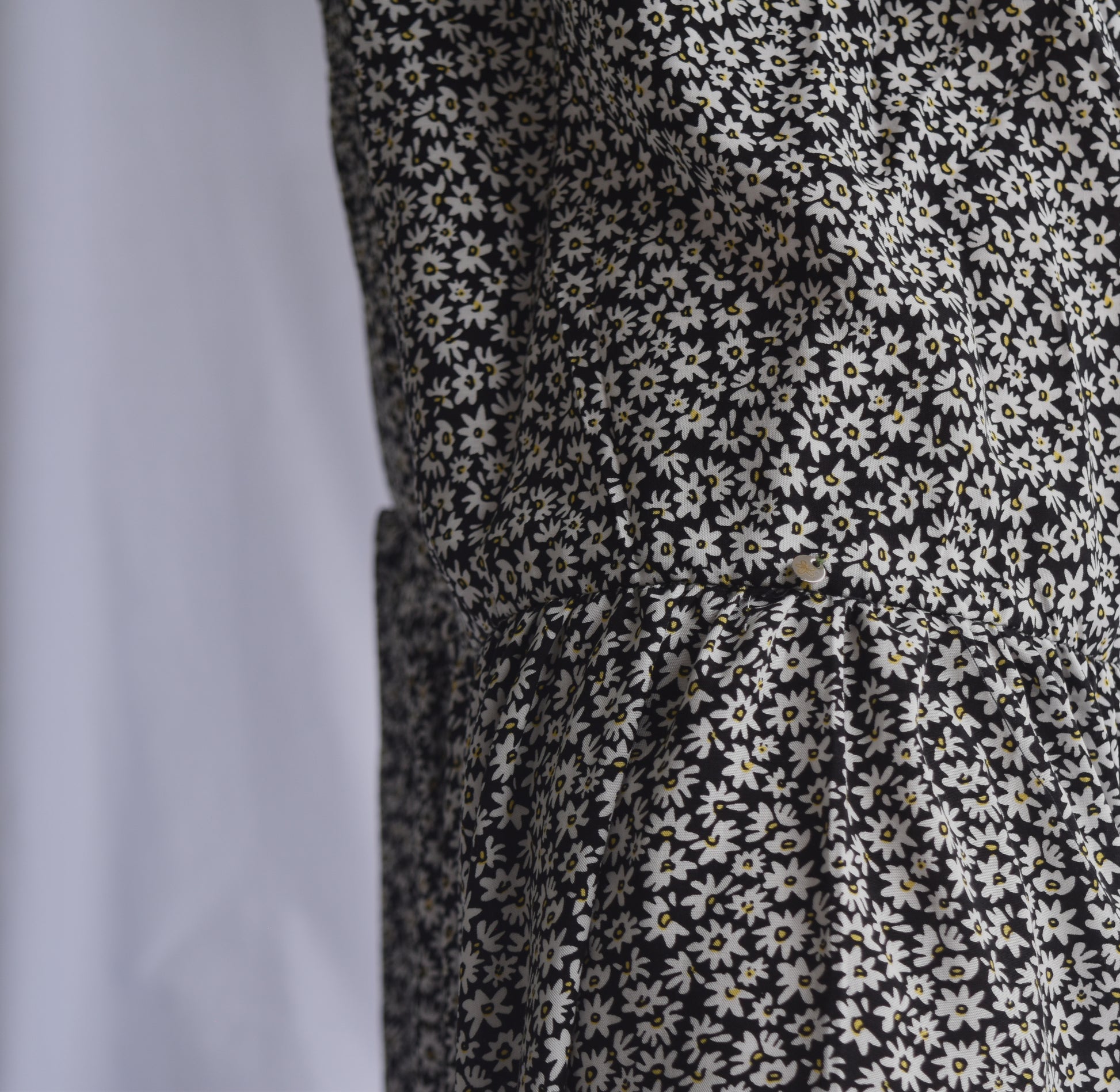  Falda midi estampada con mini print de flores, en chalis, con resorte en la cintura y bolero en punta hasta los tobillos