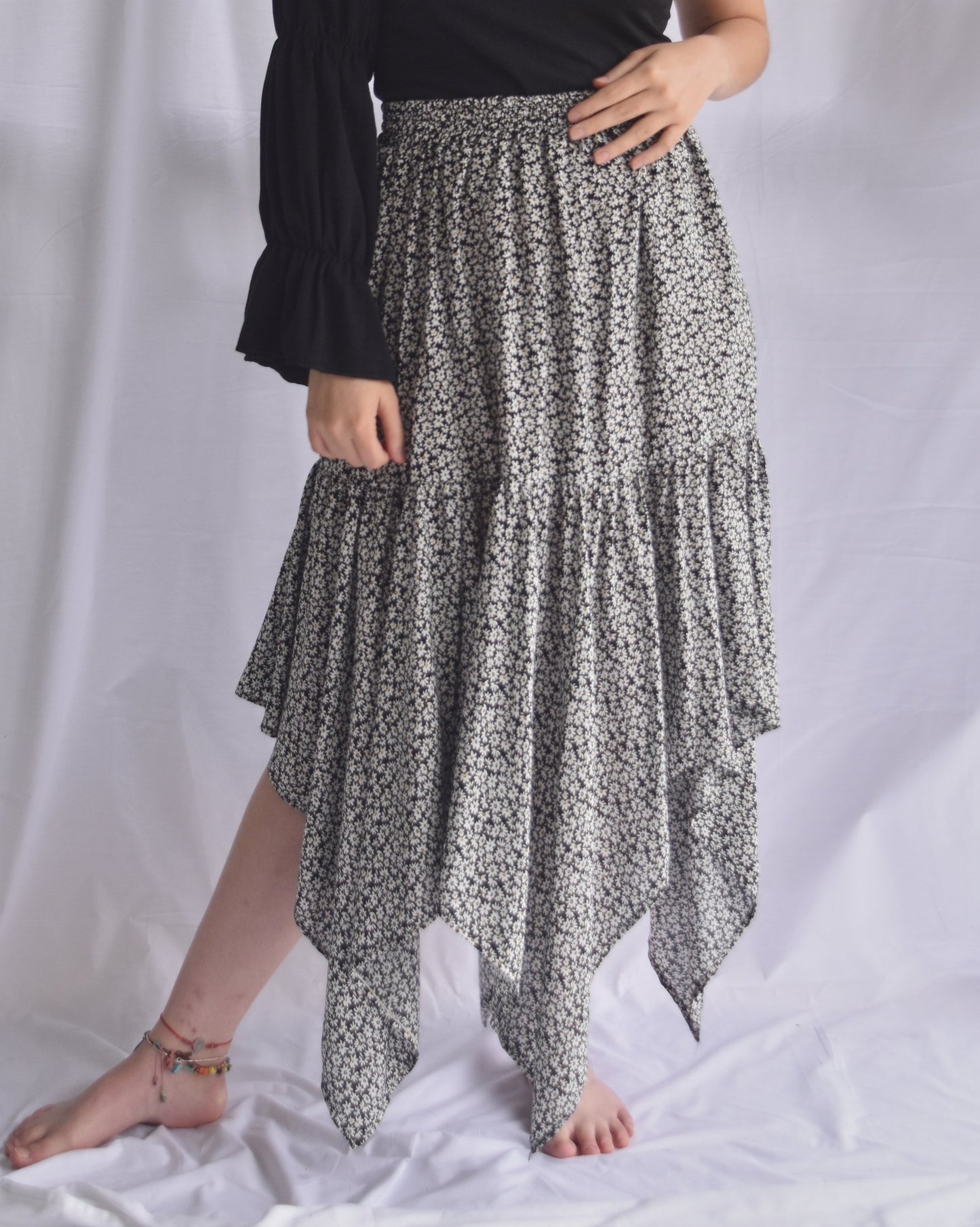 Falda midi estampada con mini print de flores, en chalis, con resorte en la cintura y bolero en punta hasta los tobillos