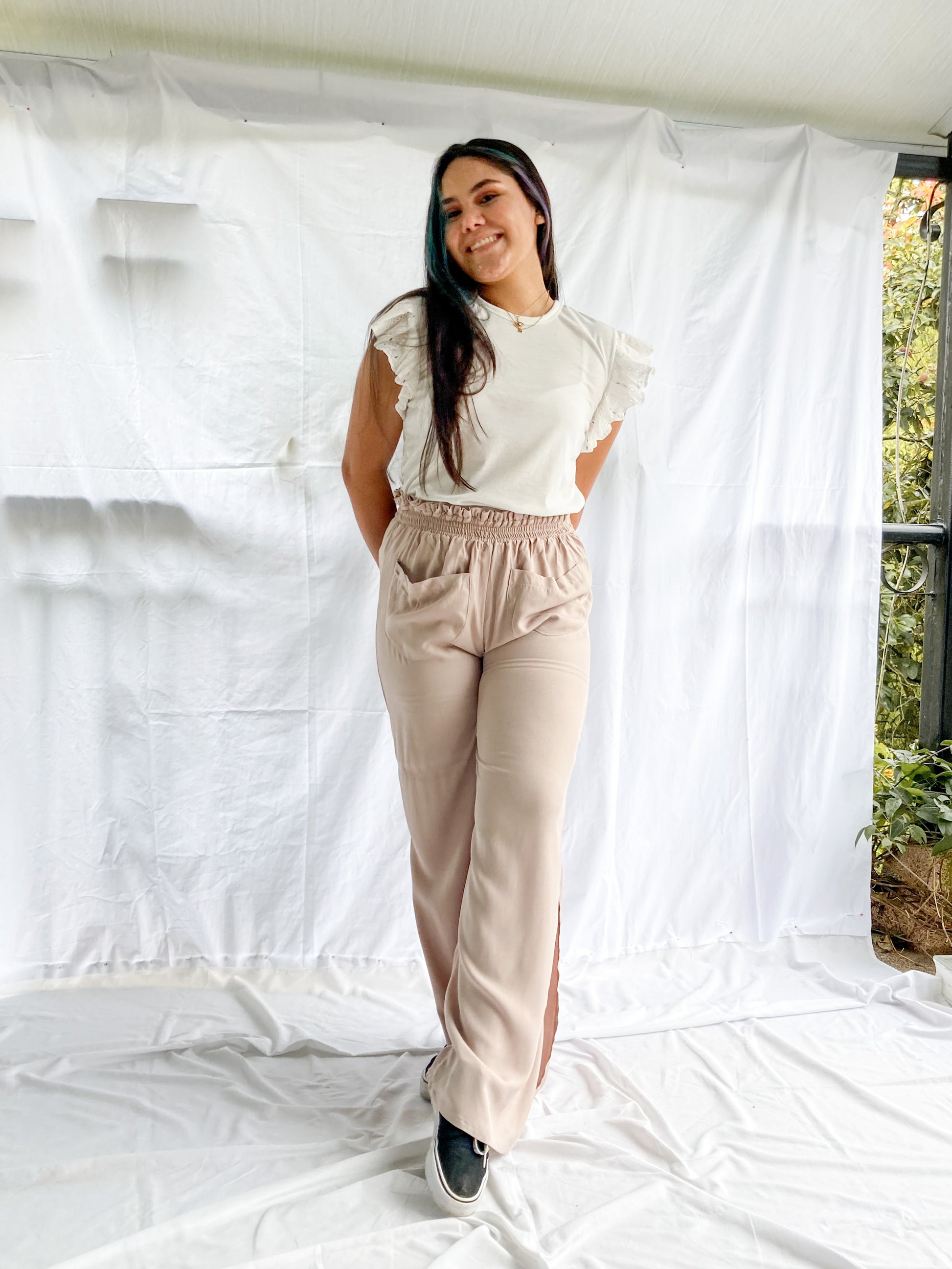 Pantalón tiro alto paper bag con bolsillos delanteros y abertura en la bota, con posibilidad de convertirse en bota ajustada; 100% Colombiano.
