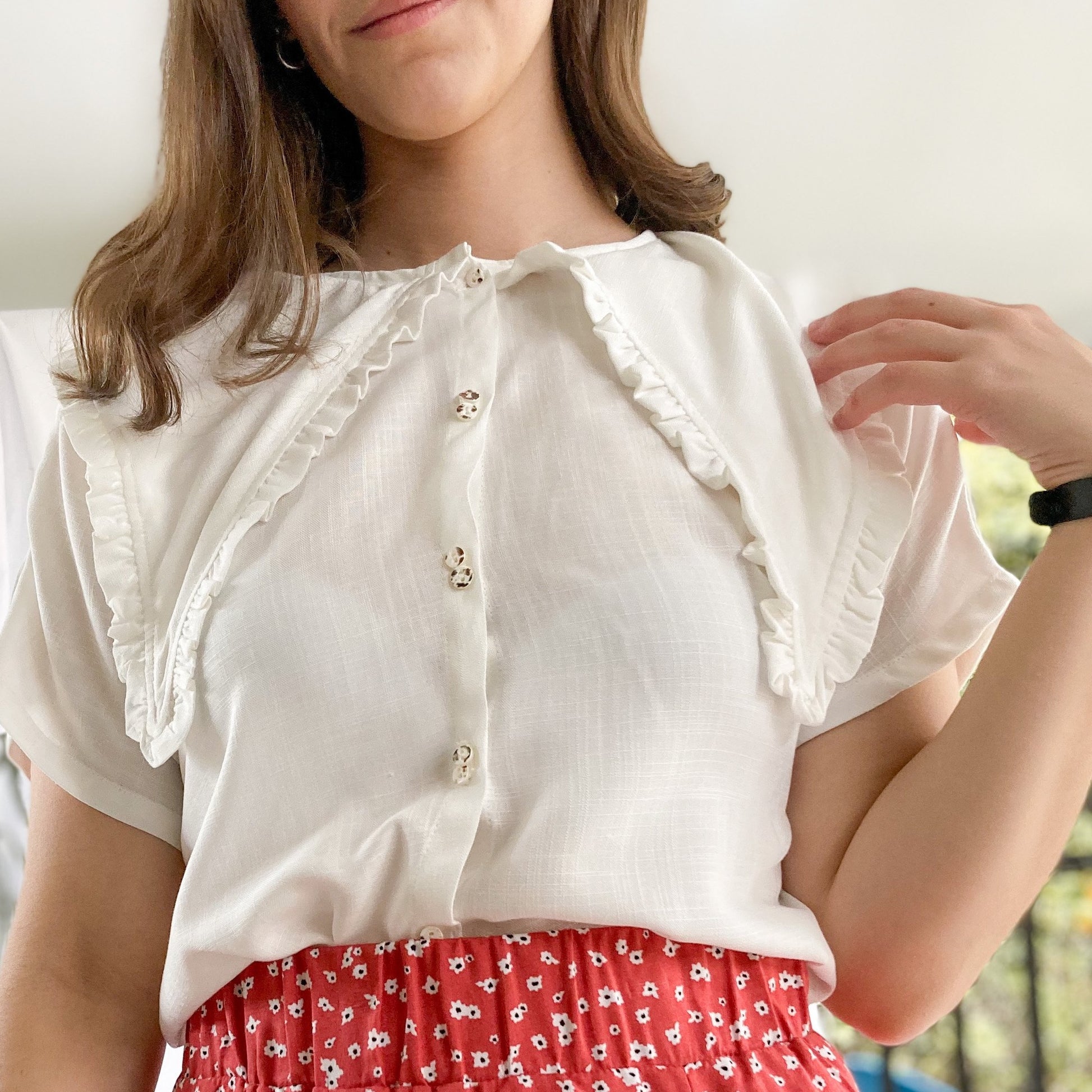 Camisa cuello triangular con bolero y botones. hecha por mujeres en Colombia.  BLANCO  Tela CHALIS
