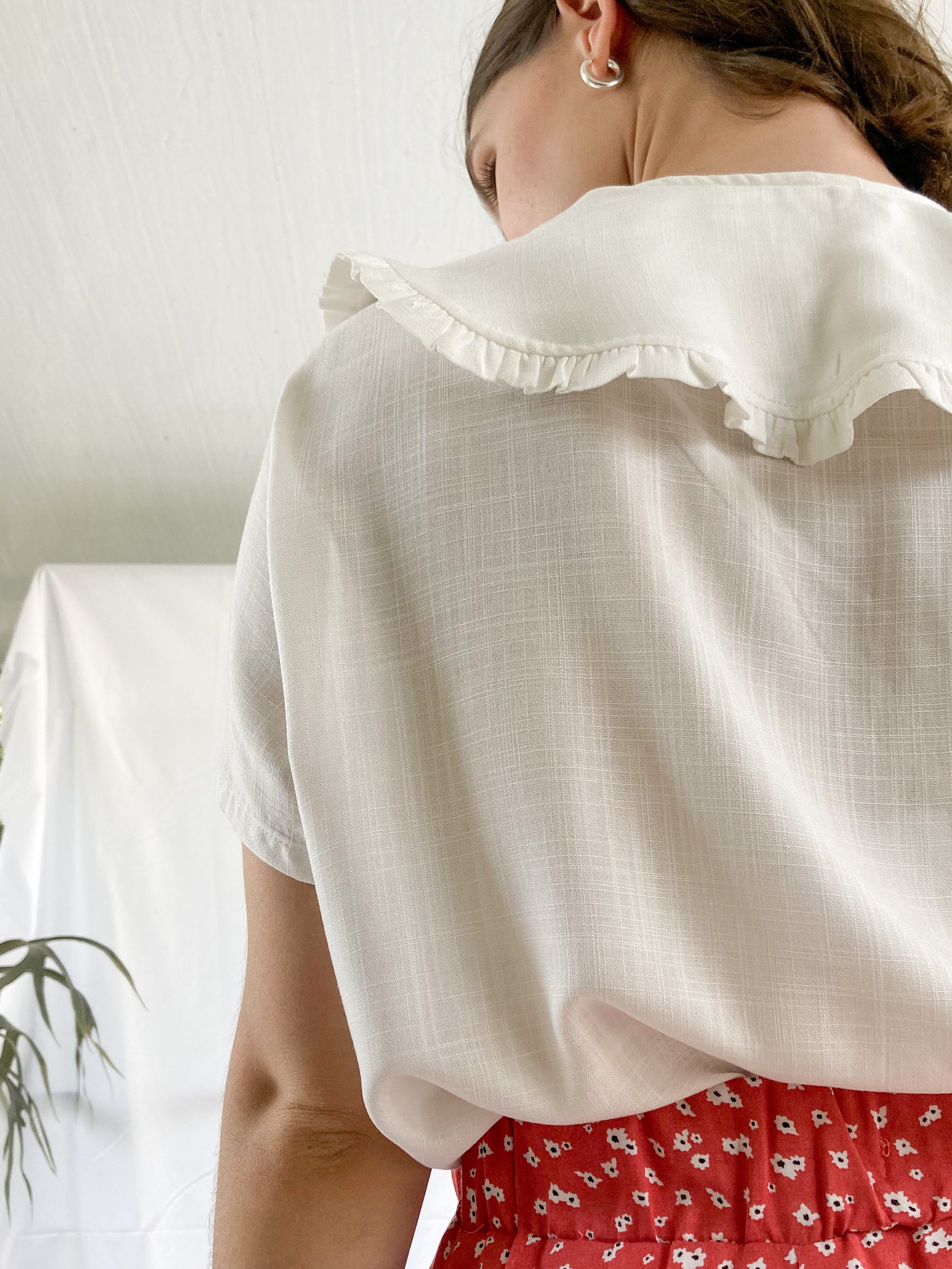 Camisa cuello triangular con bolero y botones. hecha por mujeres en Colombia.  BLANCO  Tela CHALIS