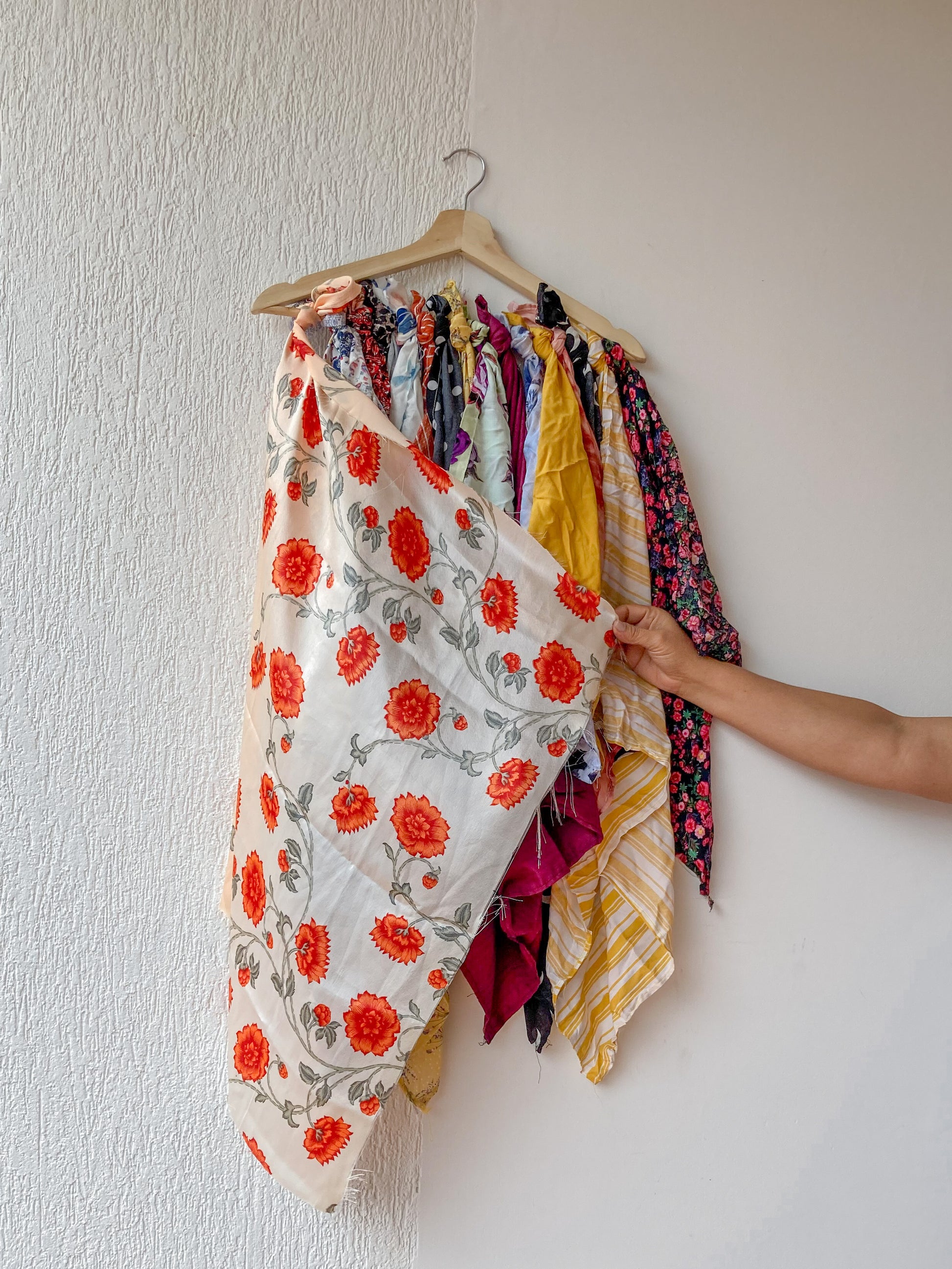 Bandana en seda turca con flores naranjas para el cabello, amarrar a la cintura, amarrar en el bolso. accesorios conscientes hechos con los sobrantes de la producción.