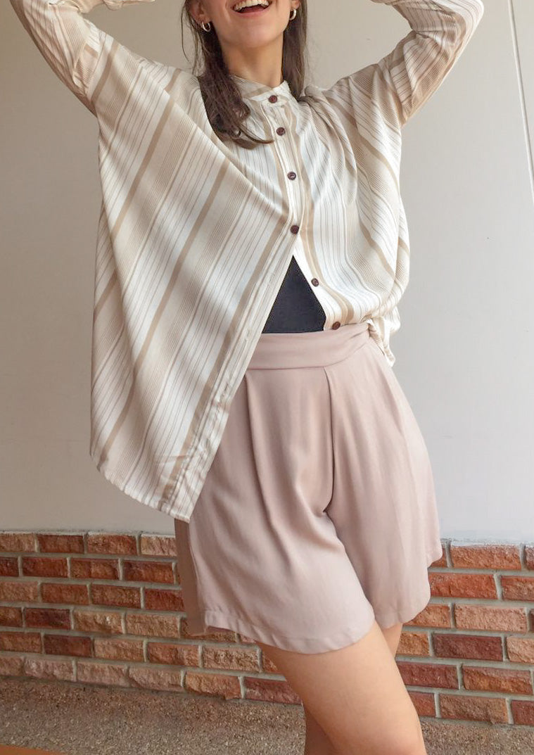 Short over size con prenses y resorte en la cintura