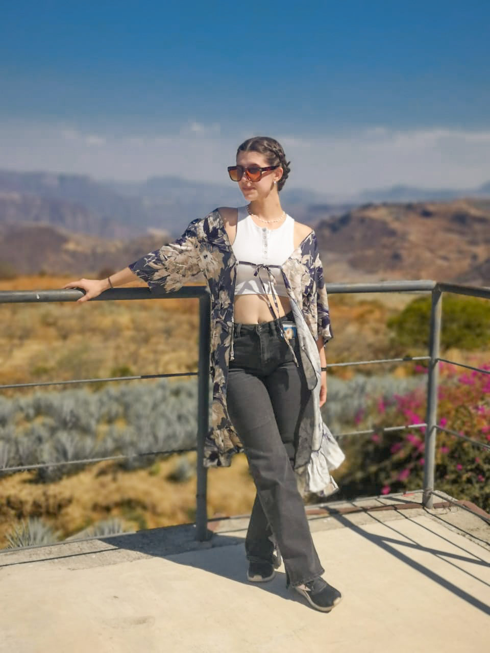 Kimono midi estampado de flores; manga corta, con bolsillos parche y detalle de amarre en el pecho; hecho 100% en Colombia por mujeres.