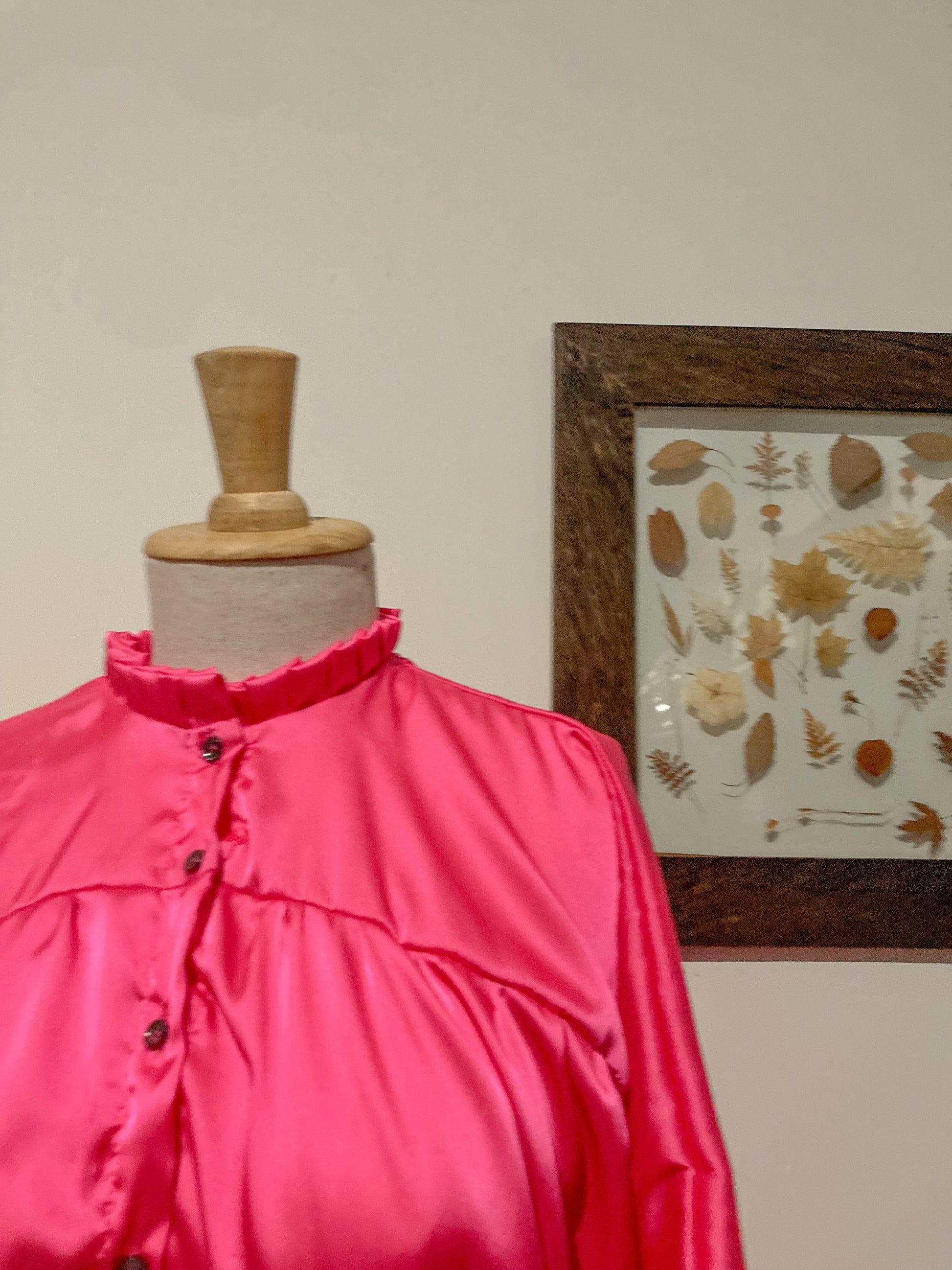  Camisa holgada para para mujer con cuello alto con bolero, botónes y manga japonesa tres cuartos con puño. hecho en tela; 100% Colombiana. Fucsia satinado