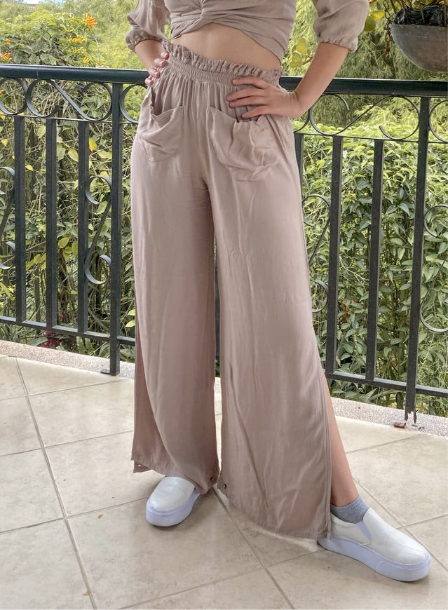 Pantalón tiro alto paper bag con bolsillos delanteros y abertura en la bota, con posibilidad de convertirse en bota ajustada; 100% Colombiano.