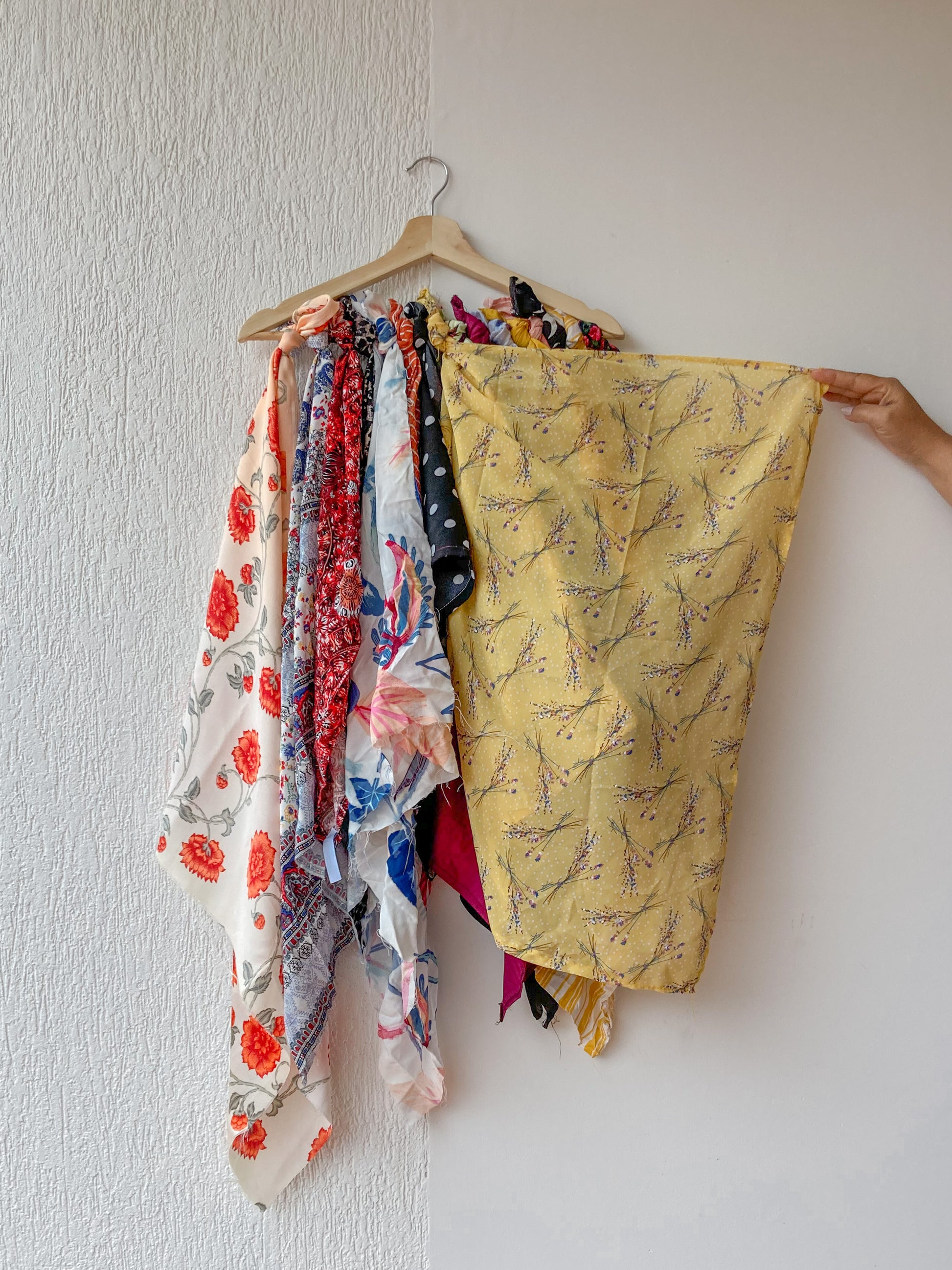 Bandana estampada amarilla con flores pequeñas en colores pastel,  para el cabello, amarrar a la cintura, amarrar en el bolso. accesorios conscientes hechos con los sobrantes de la producción.