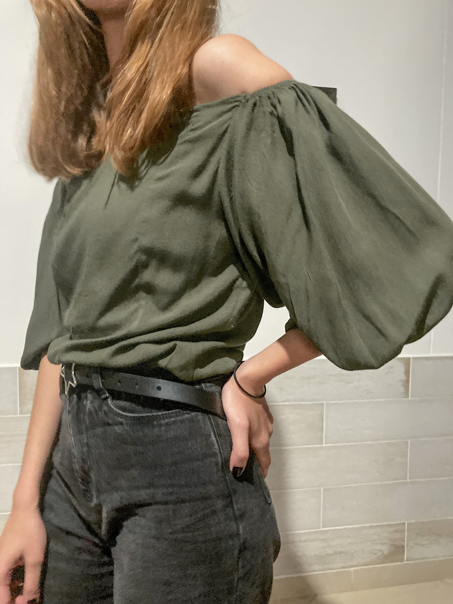Blusa para mujer con mangas bombachas y hombros descubiertos verde militar