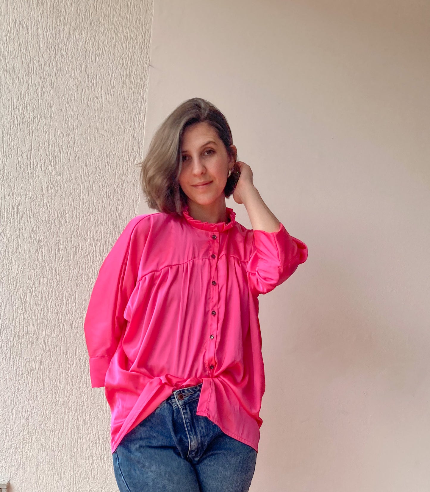  Camisa holgada para para mujer con cuello alto con bolero, botónes y manga japonesa tres cuartos con puño. hecho en tela; 100% Colombiana. Fucsia satinado