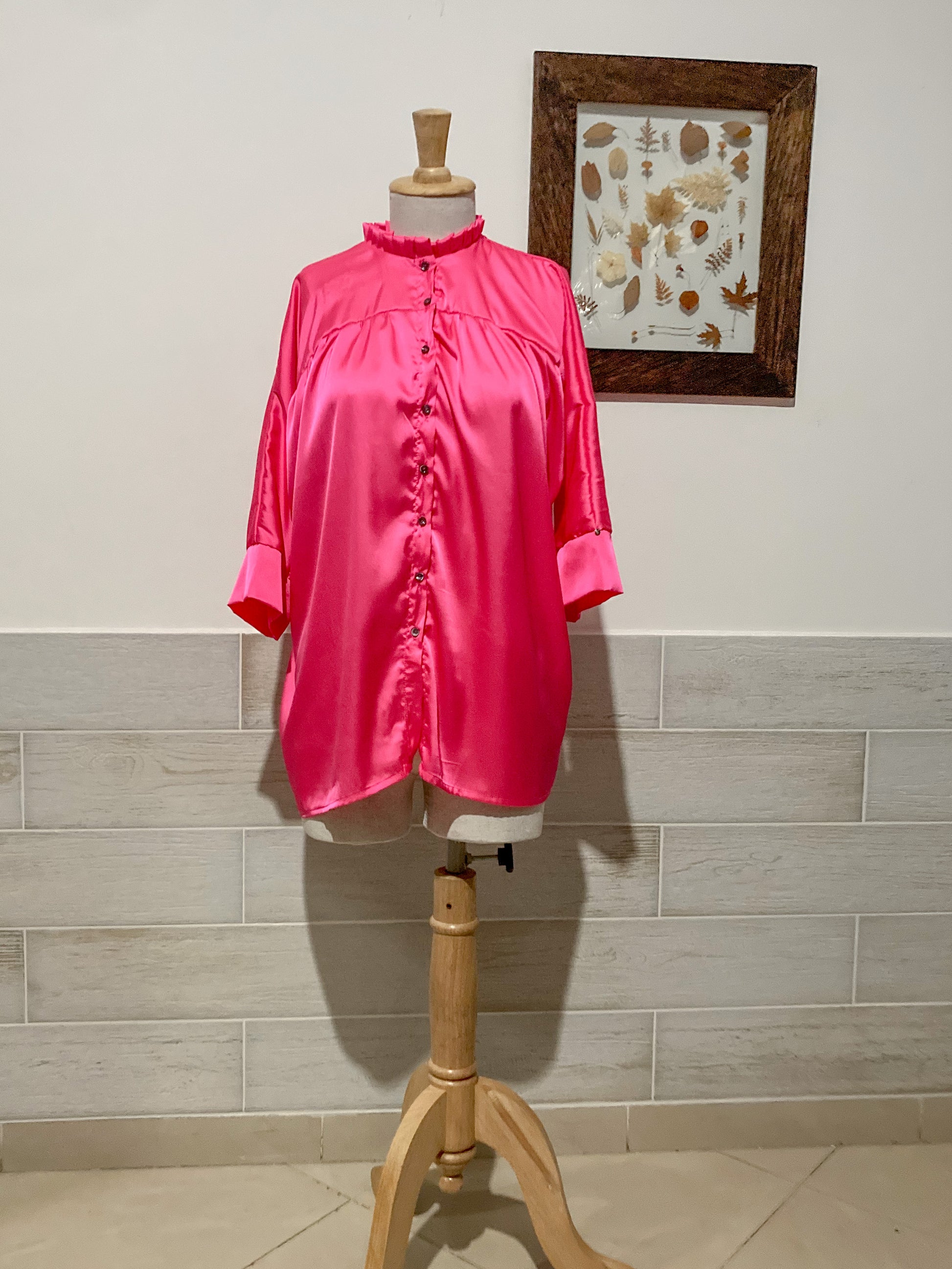  Camisa holgada para para mujer con cuello alto con bolero, botónes y manga japonesa tres cuartos con puño. hecho en tela; 100% Colombiana. Fucsia satinado